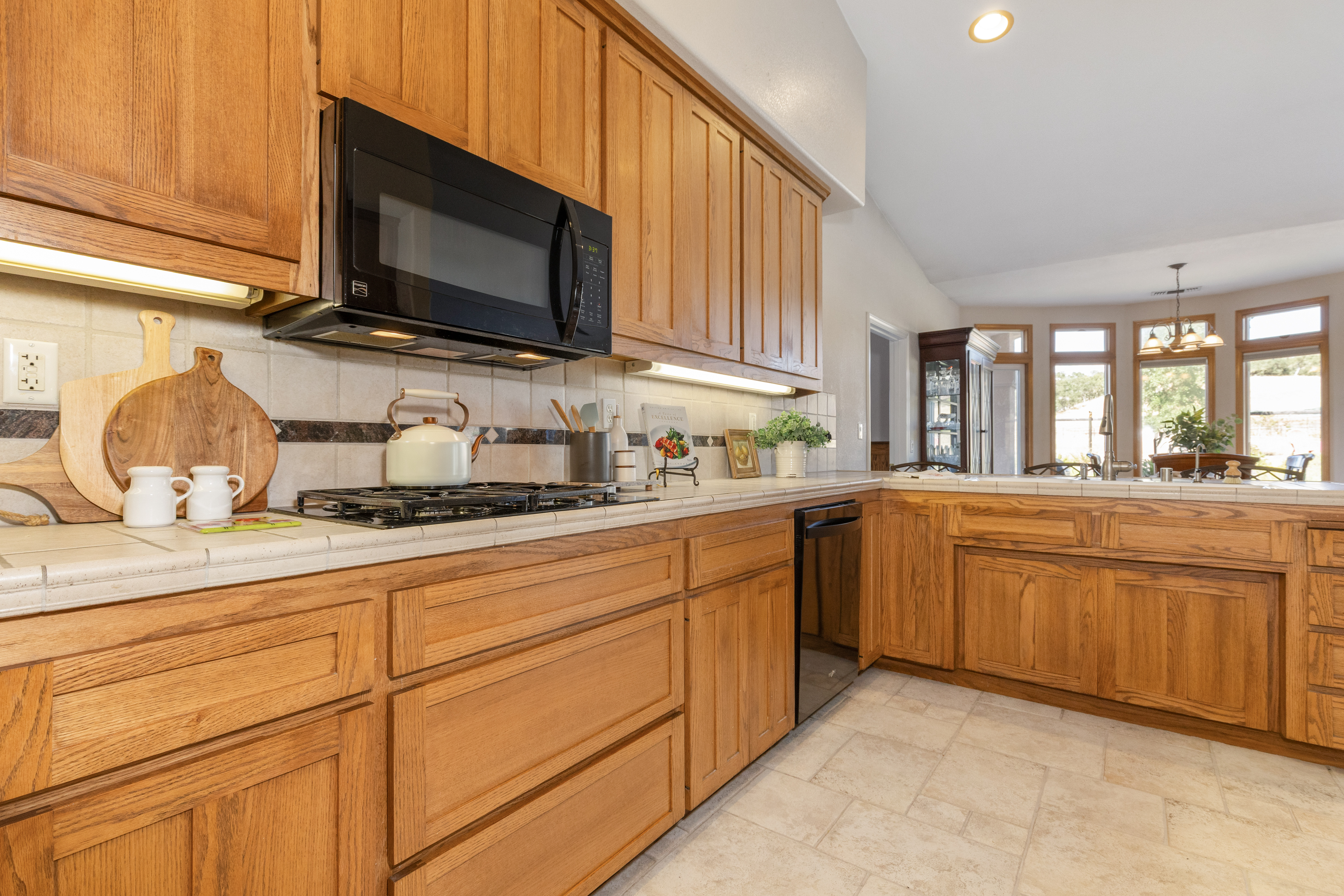  Stunning Lake Nacimiento Retreat with 6-Car Garage, Workshop & RV/Boat Parking - 物件實景