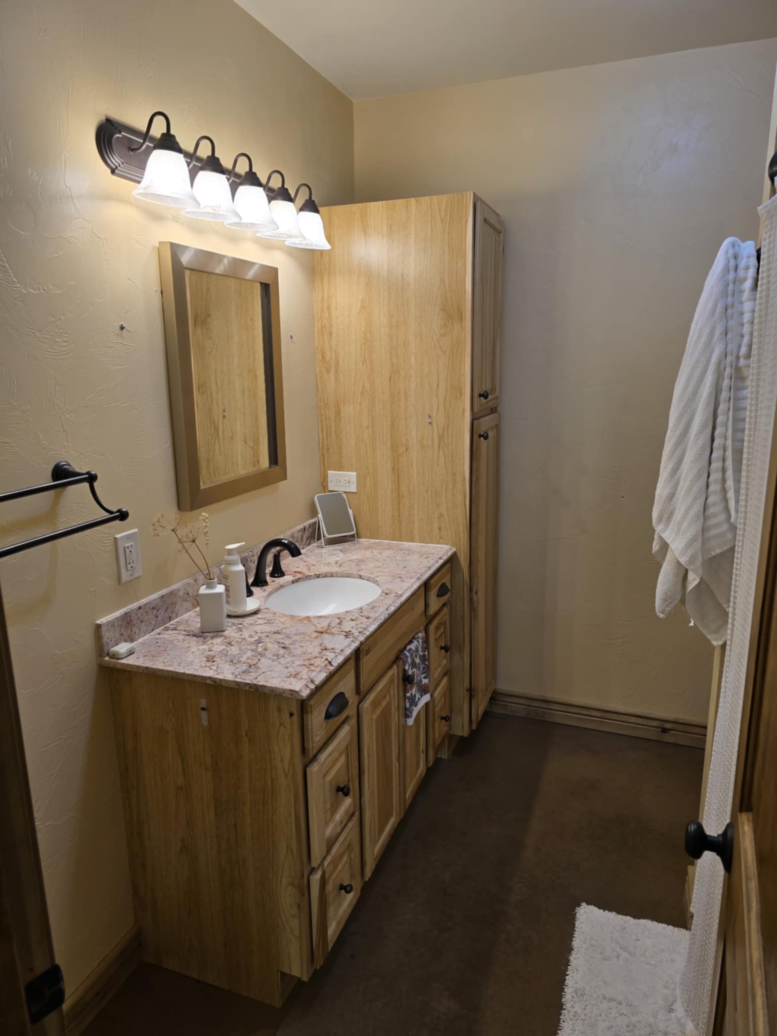 Sheridan, Wyoming, 82801, United States, 1 Bedroom Bedrooms, ,2 BathroomsBathrooms,Residential,For Sale,2001539