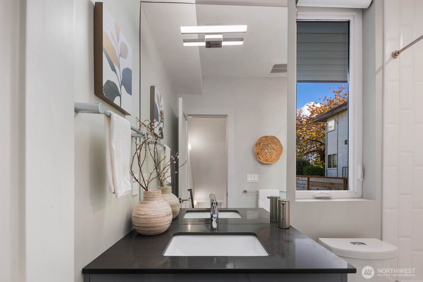 Seattle, Washington, 98103, United States, 3 Bedrooms Bedrooms, ,2 BathroomsBathrooms,Residential,For Sale,1990926