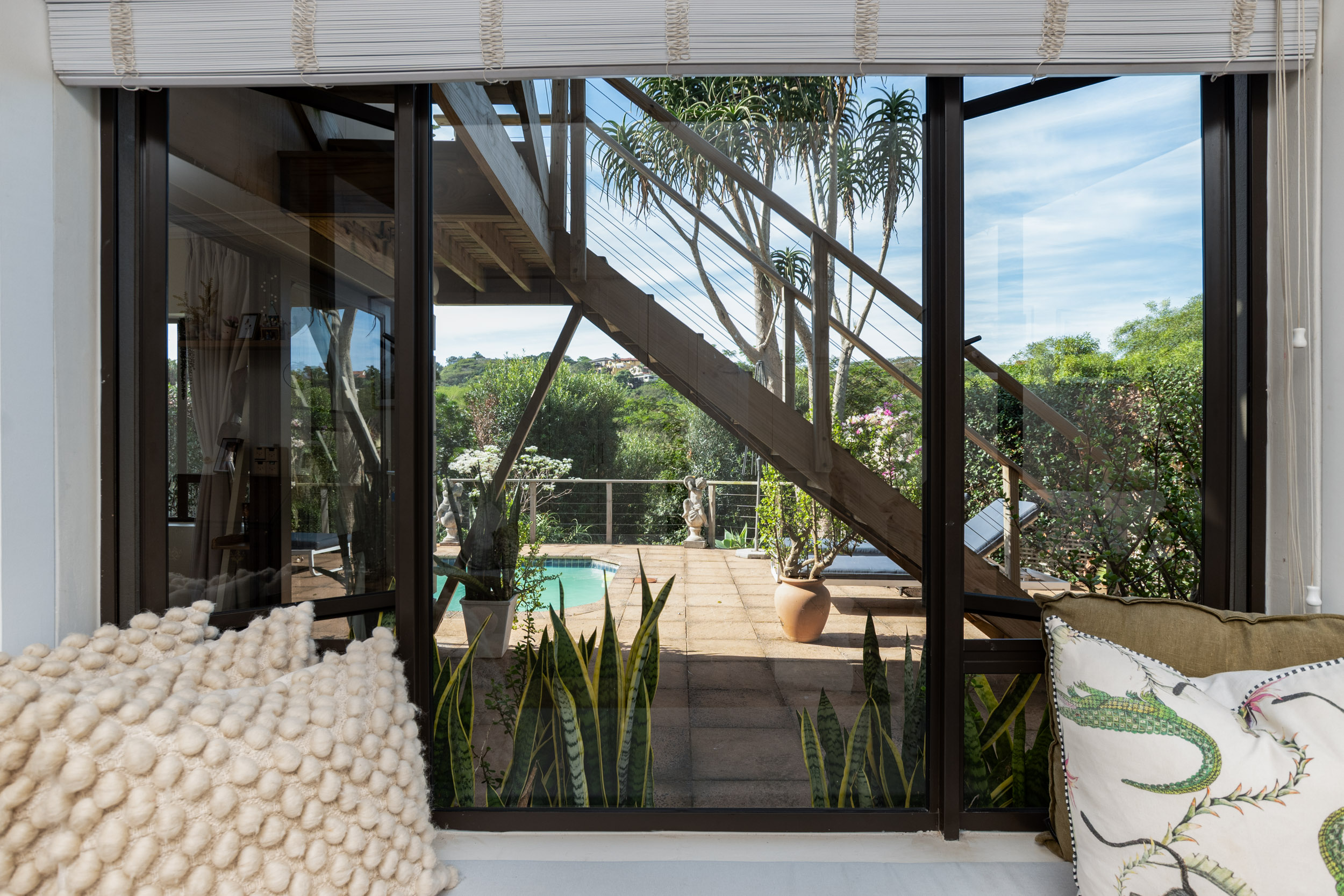  Forest Retreat with Solar Power and Exceptional Outdoor Living in Seaward Estate - 物件實景