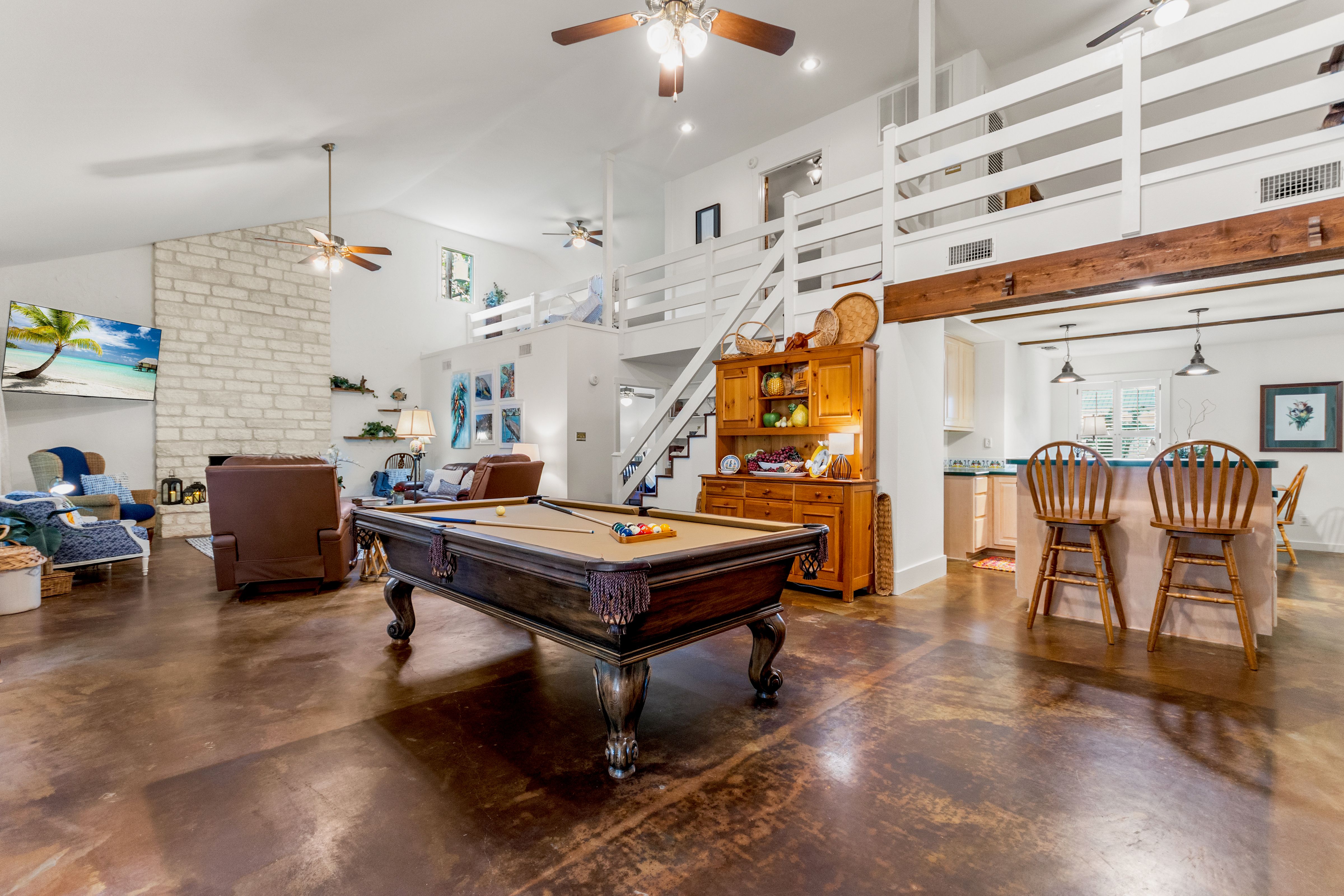  Privacy, Hill Country Charm and Income Potential - 物件實景