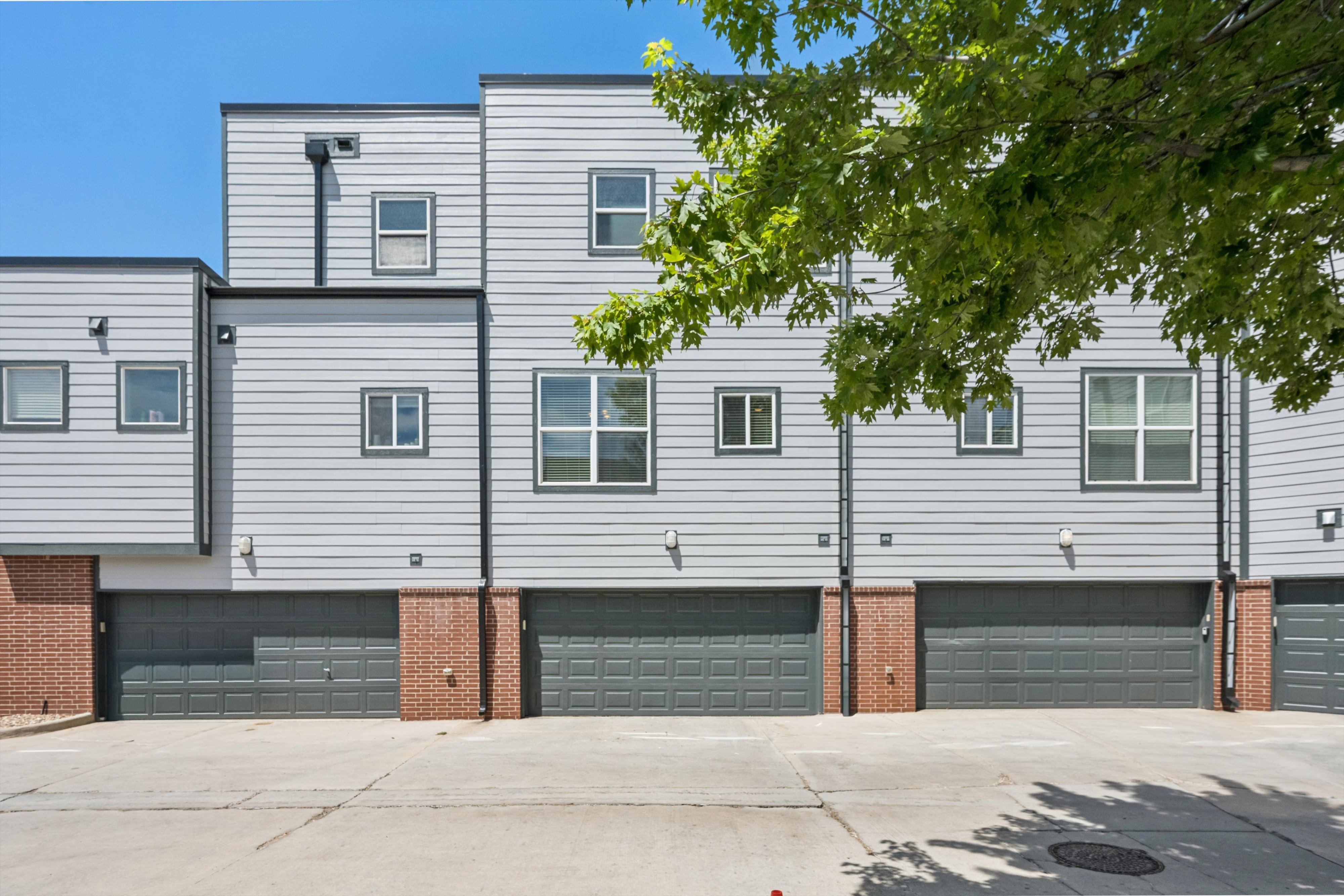  Elevated, Low-Maintenance Living In This Stylish Townhome - 物件實景