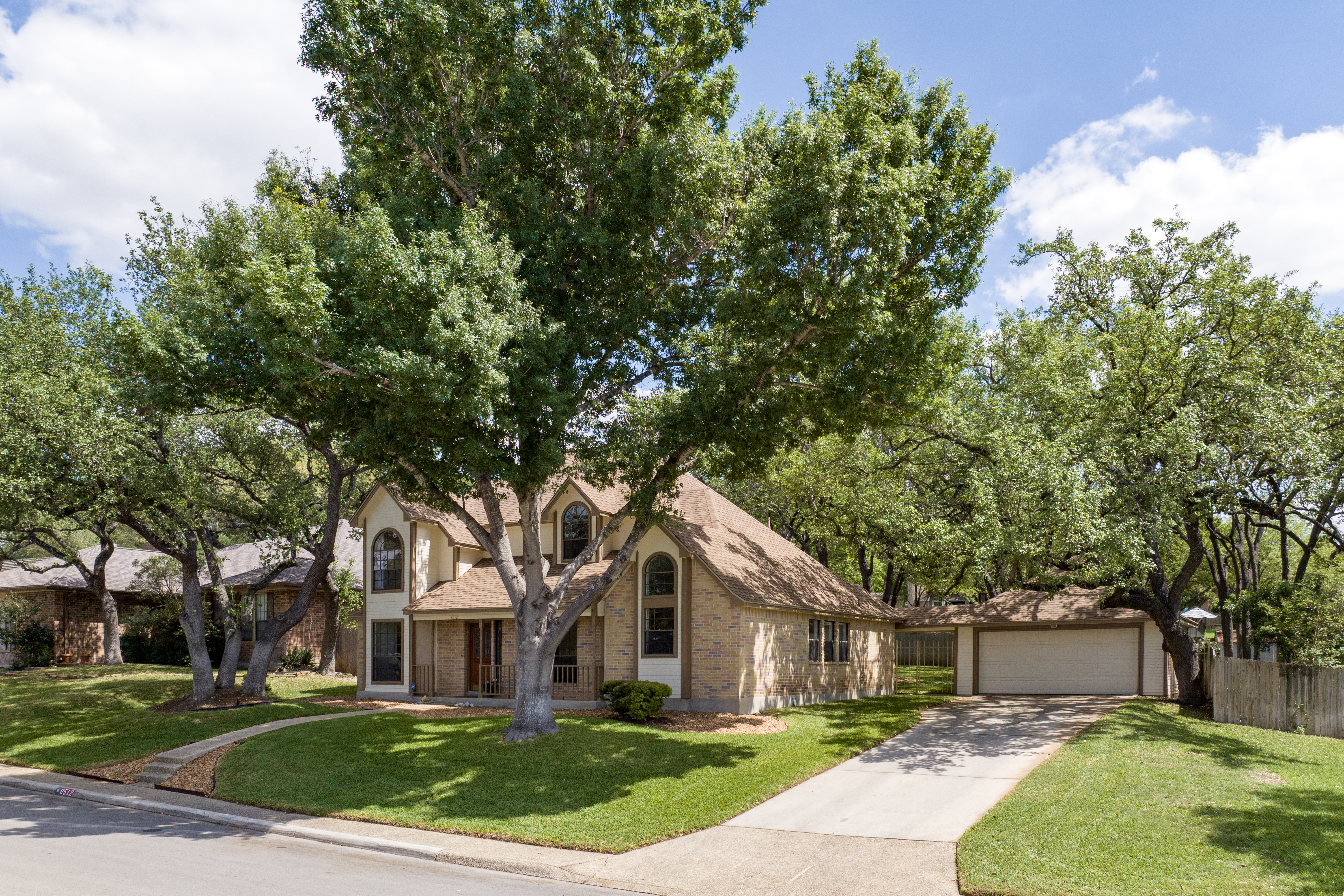  Custom Home with Private Backyard Oasis - 物件實景