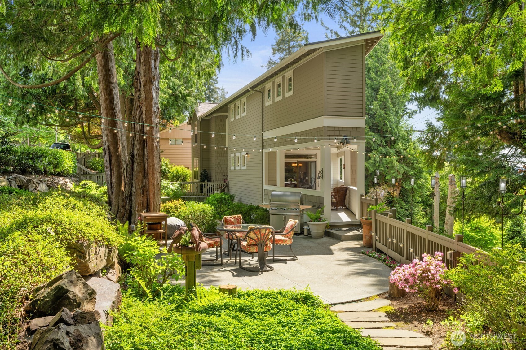 Kirkland, Washington, 98033, United States, 4 Bedrooms Bedrooms, ,2 BathroomsBathrooms,Residential,For Sale,1804621