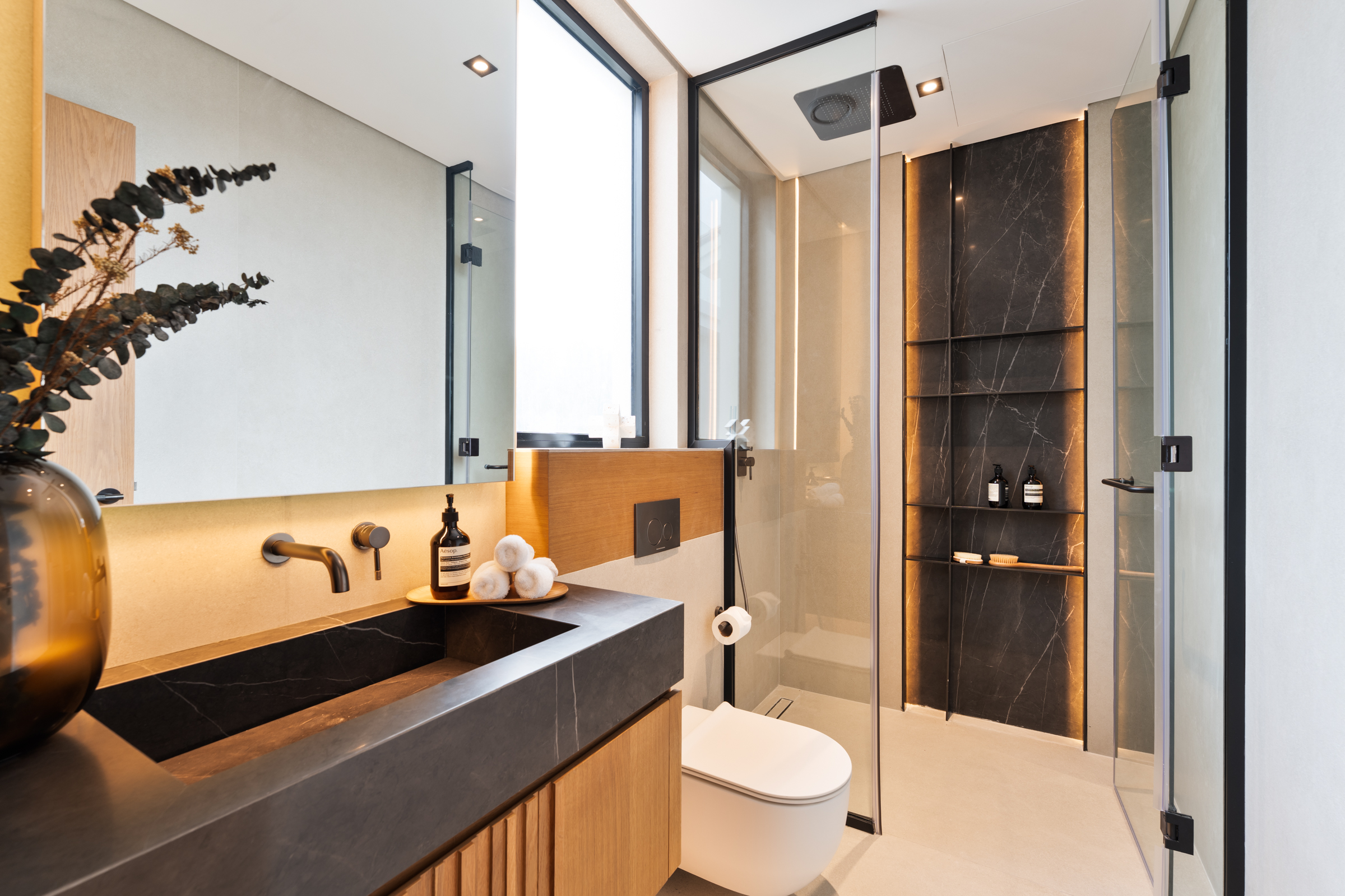  Refined Ready-to-Move Villa With Lake Views in JGE - 物件實景