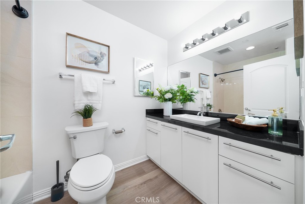 Glendale, California, 91205, United States, 2 Bedrooms Bedrooms, ,2 BathroomsBathrooms,Residential,For Sale,1950855