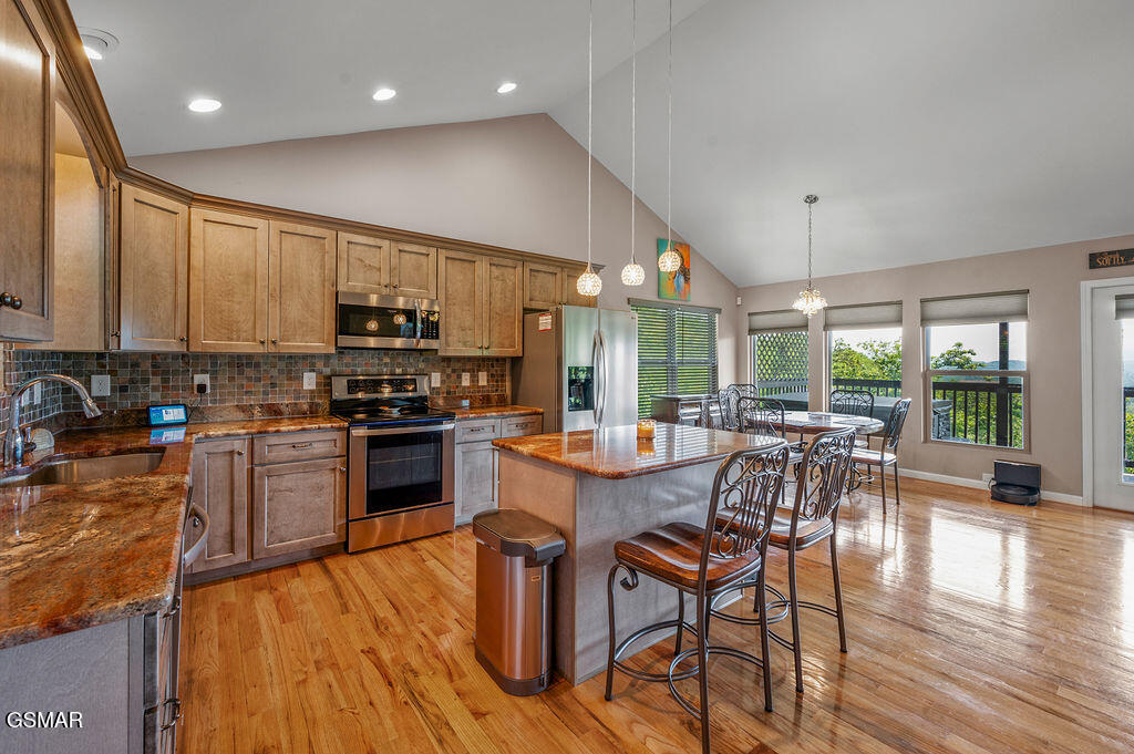 Gatlinburg, Tennessee, 37738, United States, 2 Bedrooms Bedrooms, ,2 BathroomsBathrooms,Residential,For Sale,1924446