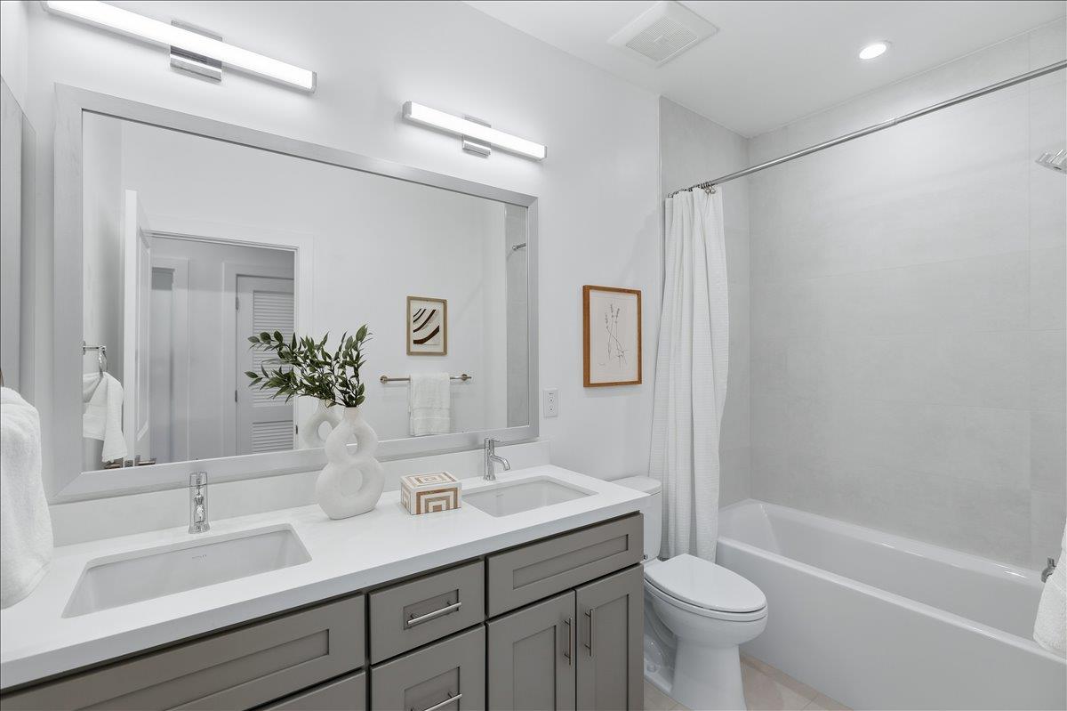 Mountain View, California, 94043, United States, 4 Bedrooms Bedrooms, ,4 BathroomsBathrooms,Residential,For Sale,1989678