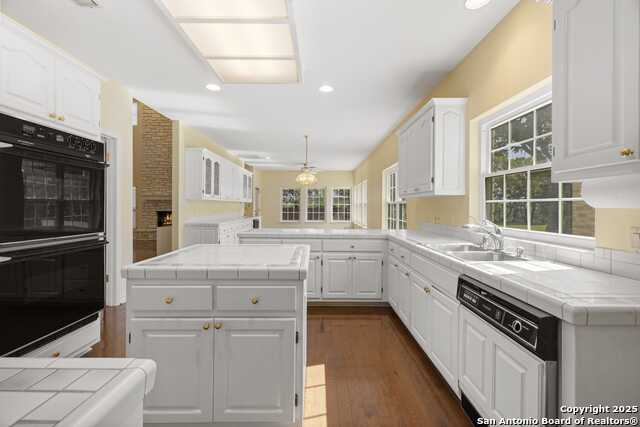 Kerrville, Texas, 78028, United States, 3 Bedrooms Bedrooms, ,4 BathroomsBathrooms,Residential,For Sale,1910535