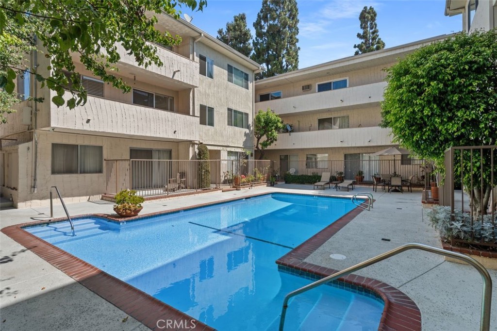 Los Angeles, California, 90025, United States, 2 Bedrooms Bedrooms, ,2 BathroomsBathrooms,Residential,For Sale,1912181