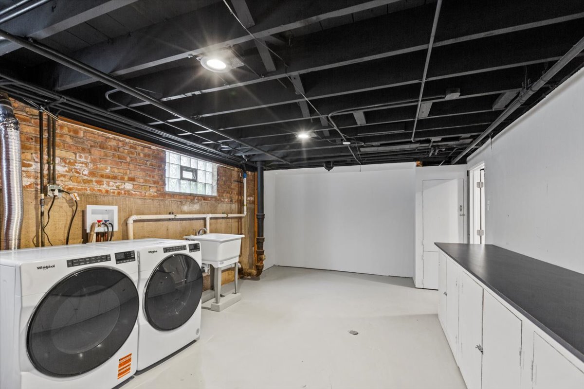 Evergreen Park, Illinois, 60805, United States, 5 Bedrooms Bedrooms, ,4 BathroomsBathrooms,Residential,For Sale,1972389