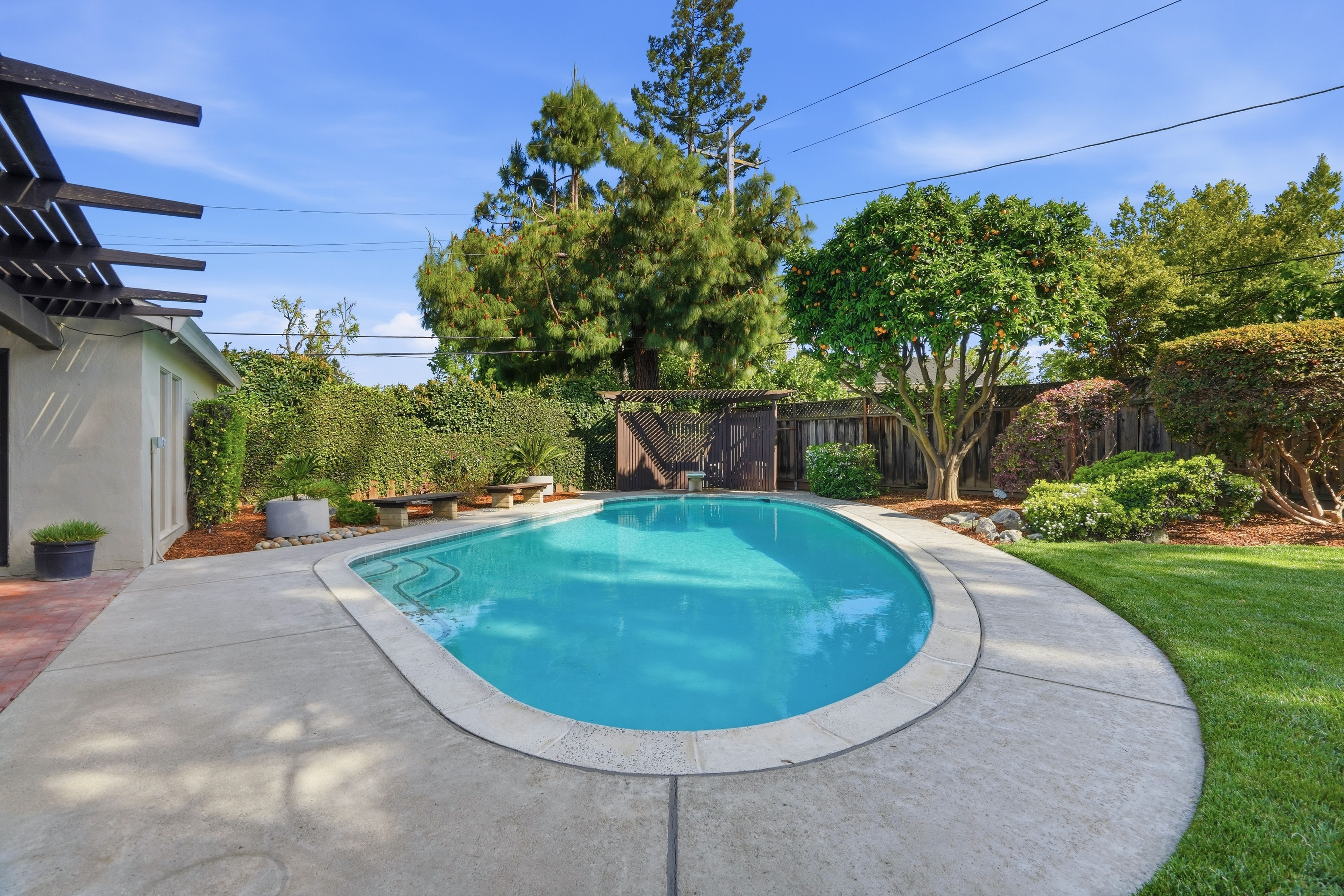  Single-Level Rancher in Coveted Neighborhood - 物件實景