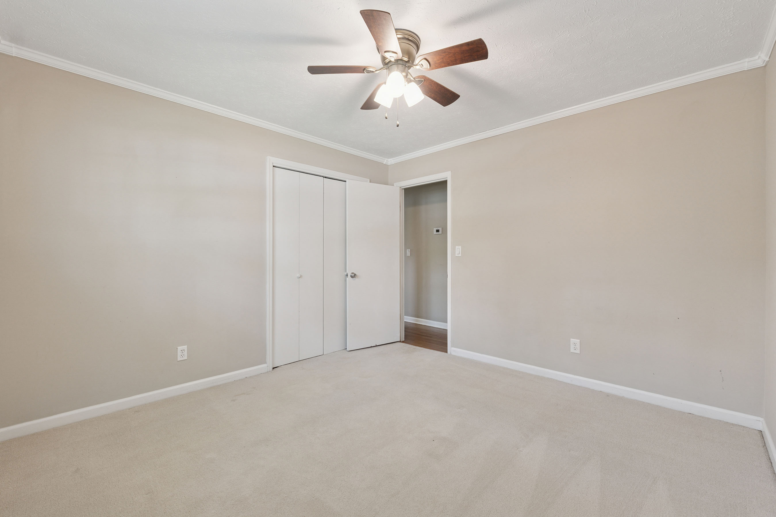  One of the Last Remaining Opportunities on Sought-After Meadow Drive in Downtown - 物件實景