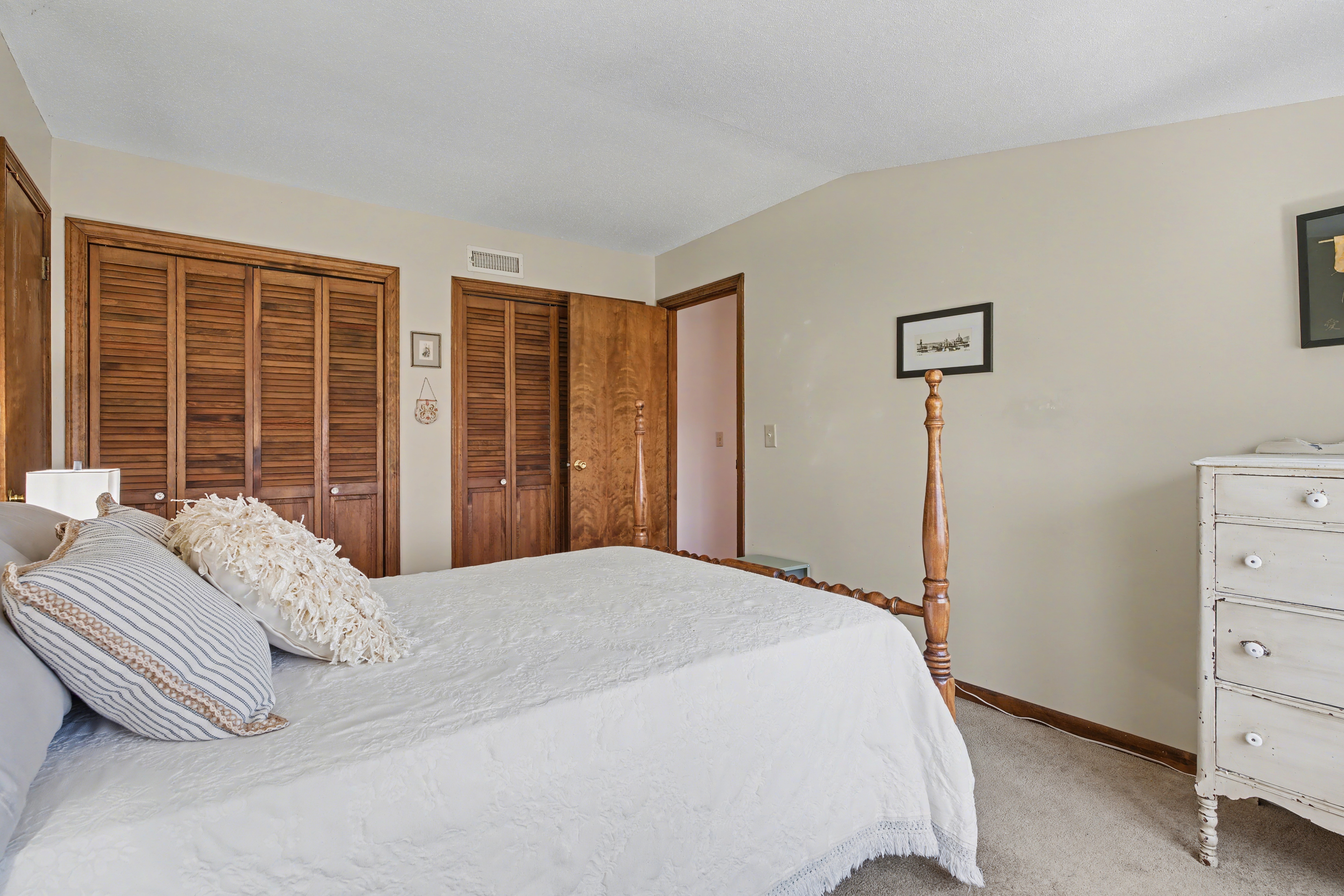  Spacious Main House and Separate Guest Home on 3.64 Acres - 物件實景