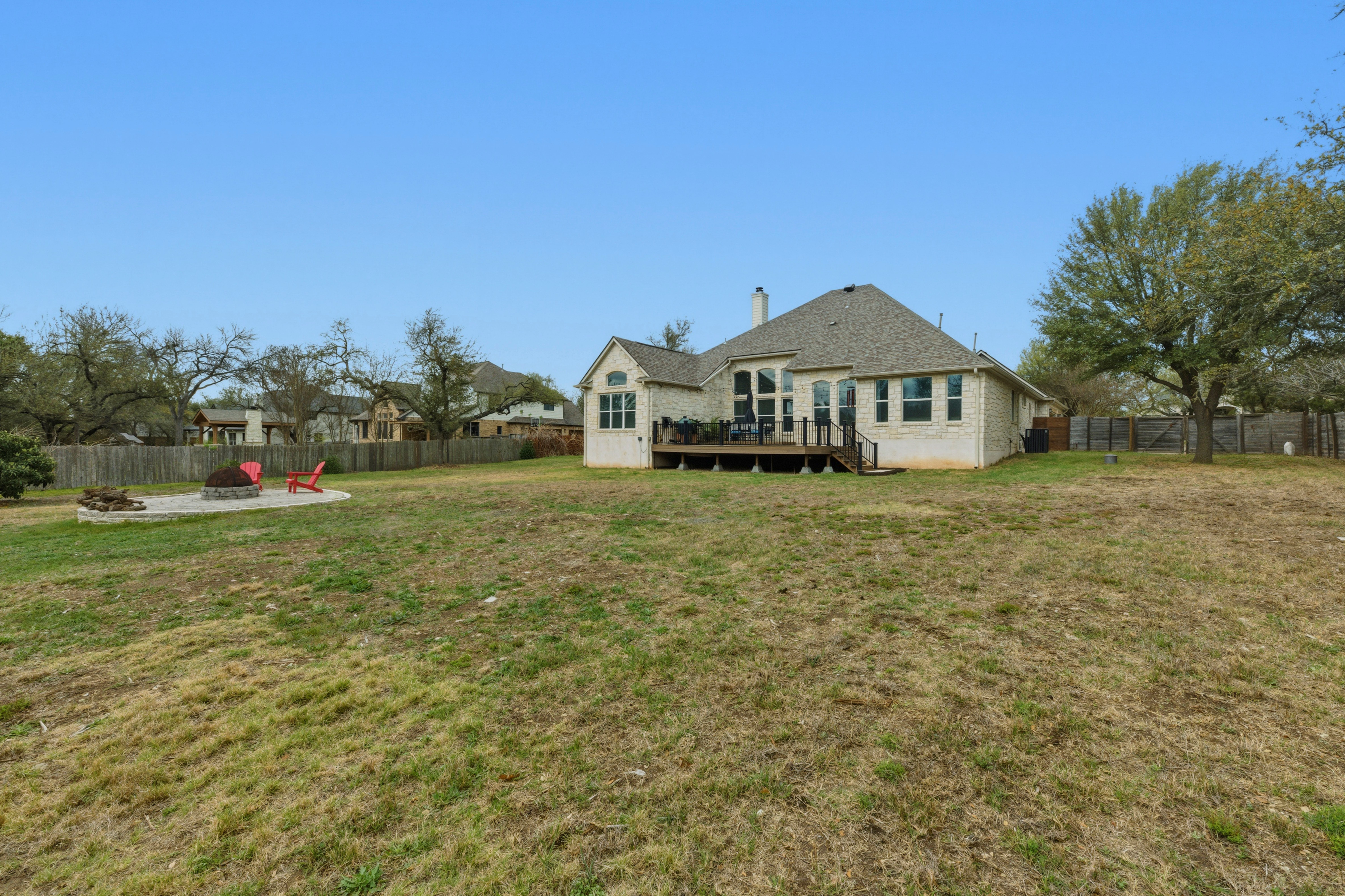  Single-Story Retreat on One Acre with Close Proximity to Private Schools - 物件實景