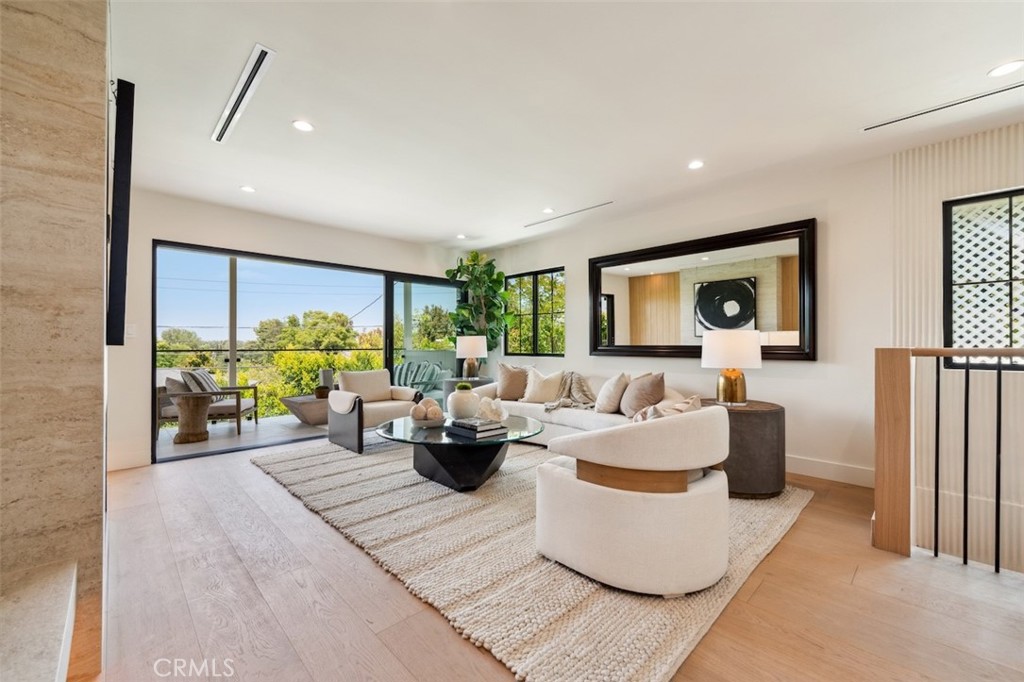 Sherman Oaks, California, 91423, United States, 4 Bedrooms Bedrooms, ,6 BathroomsBathrooms,Residential,For Sale,1960498