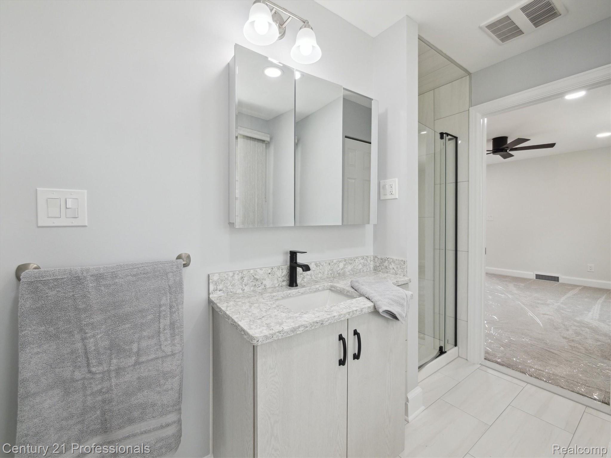 FarmingtonHills, Michigan, 48167, United States, 4 Bedrooms Bedrooms, ,4 BathroomsBathrooms,Residential,For Sale,1895323