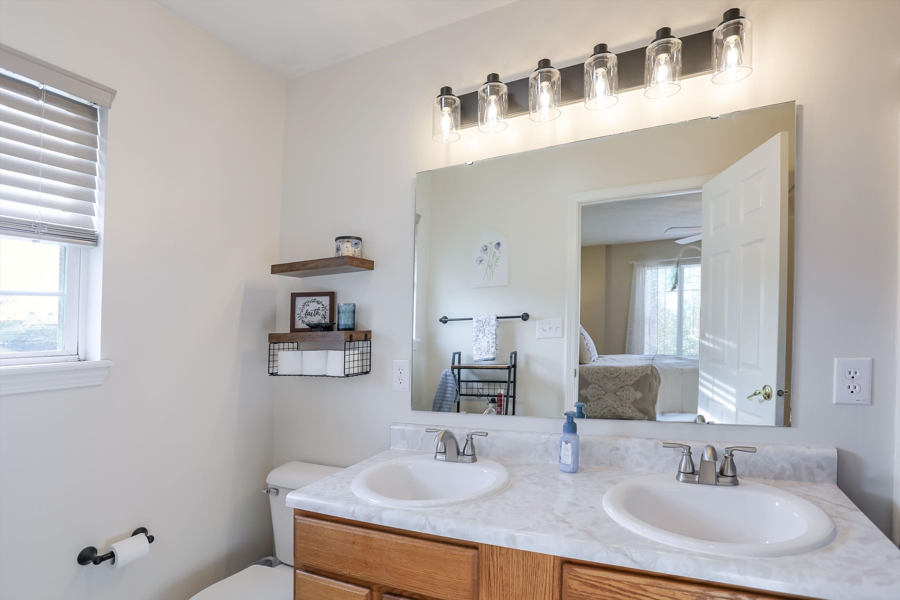  Fresh & Updated 4 Bedroom Avon Home - 物件實景