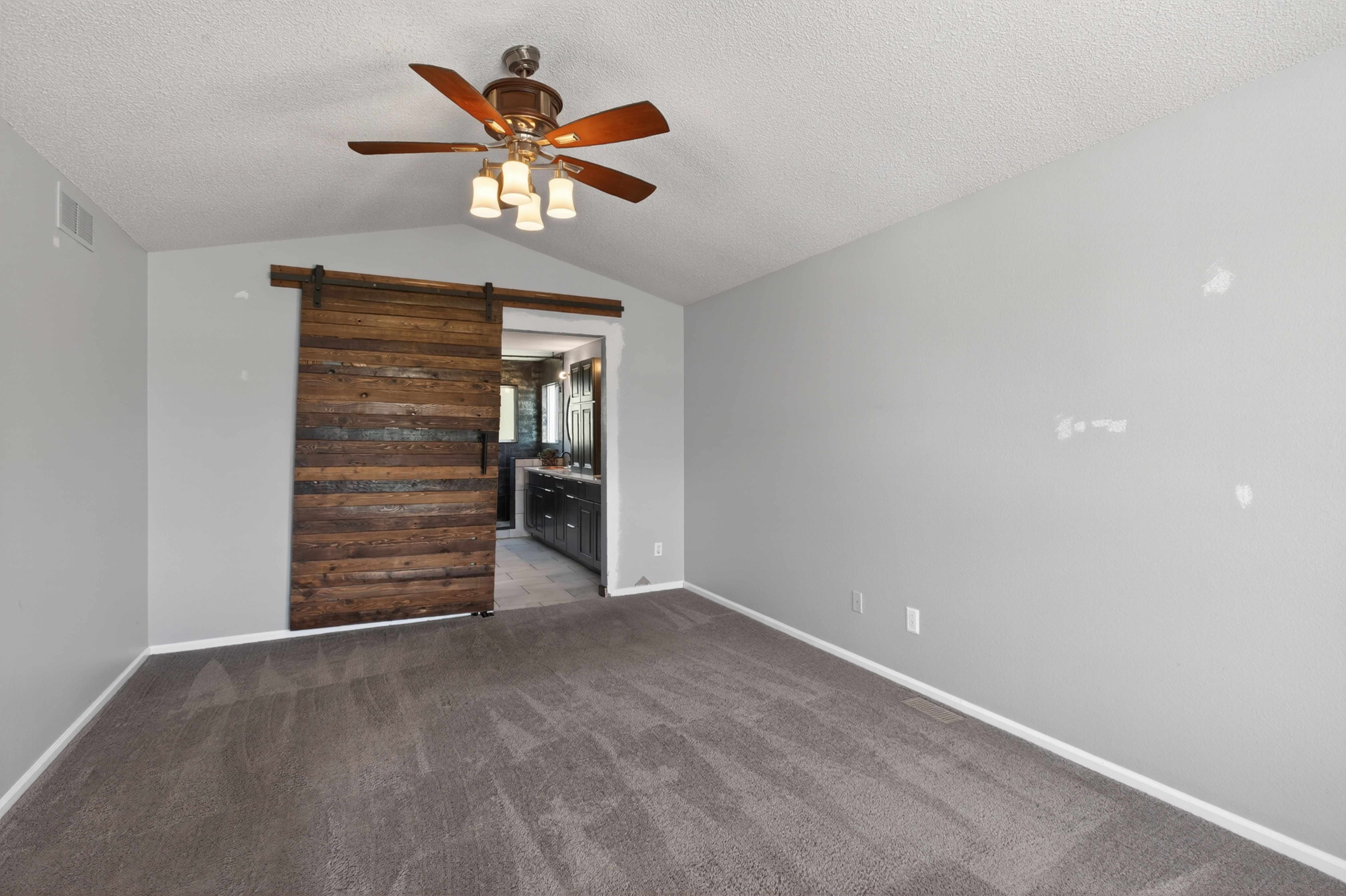  Situated on a Desirable Corner Lot in Hidden River - 物件實景