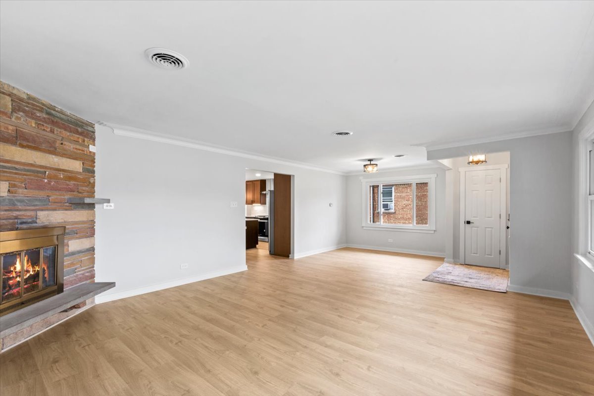 Evergreen Park, Illinois, 60805, United States, 5 Bedrooms Bedrooms, ,4 BathroomsBathrooms,Residential,For Sale,1972389