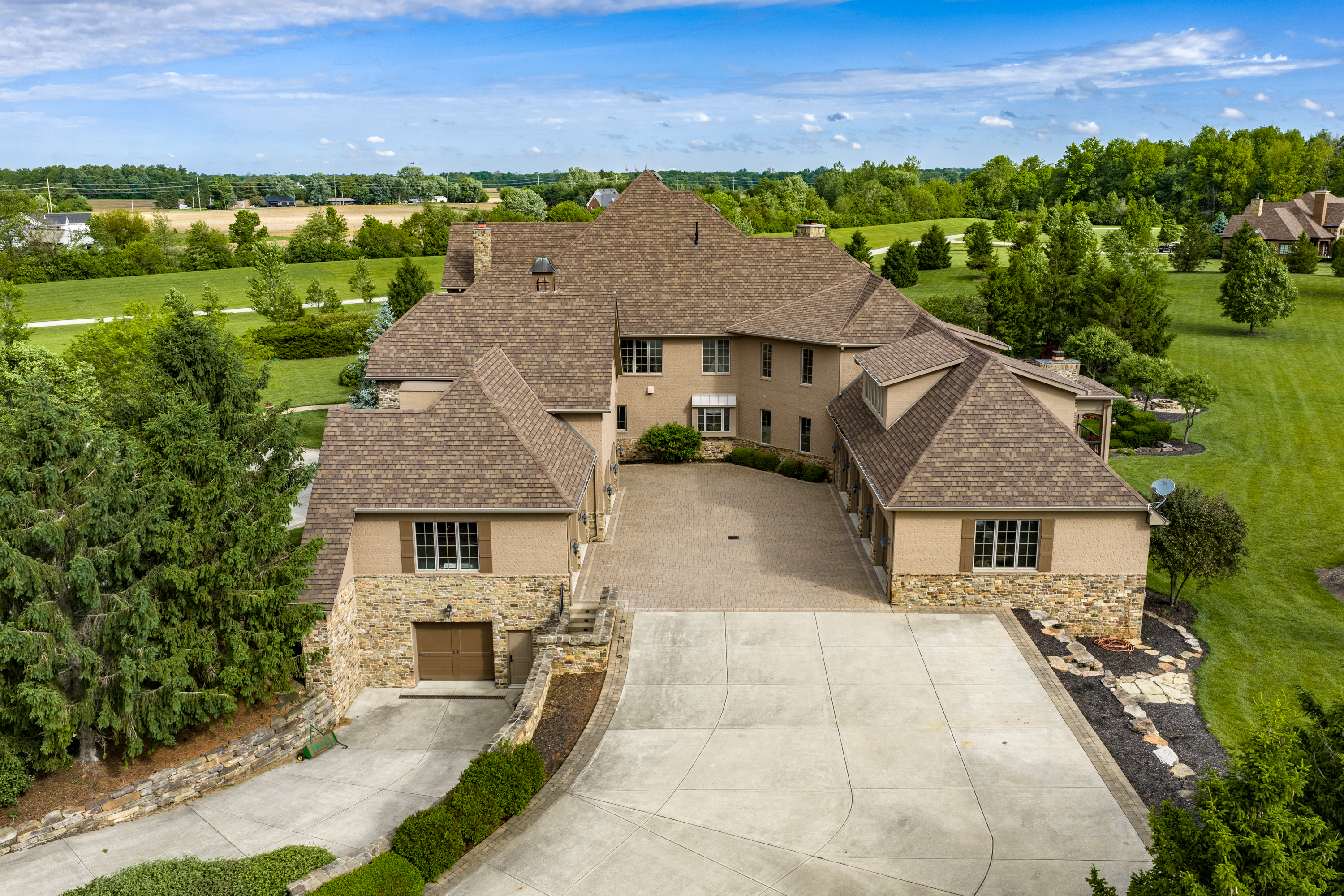  European-Inspired Waterfront Estate with Endless Features - 物件實景