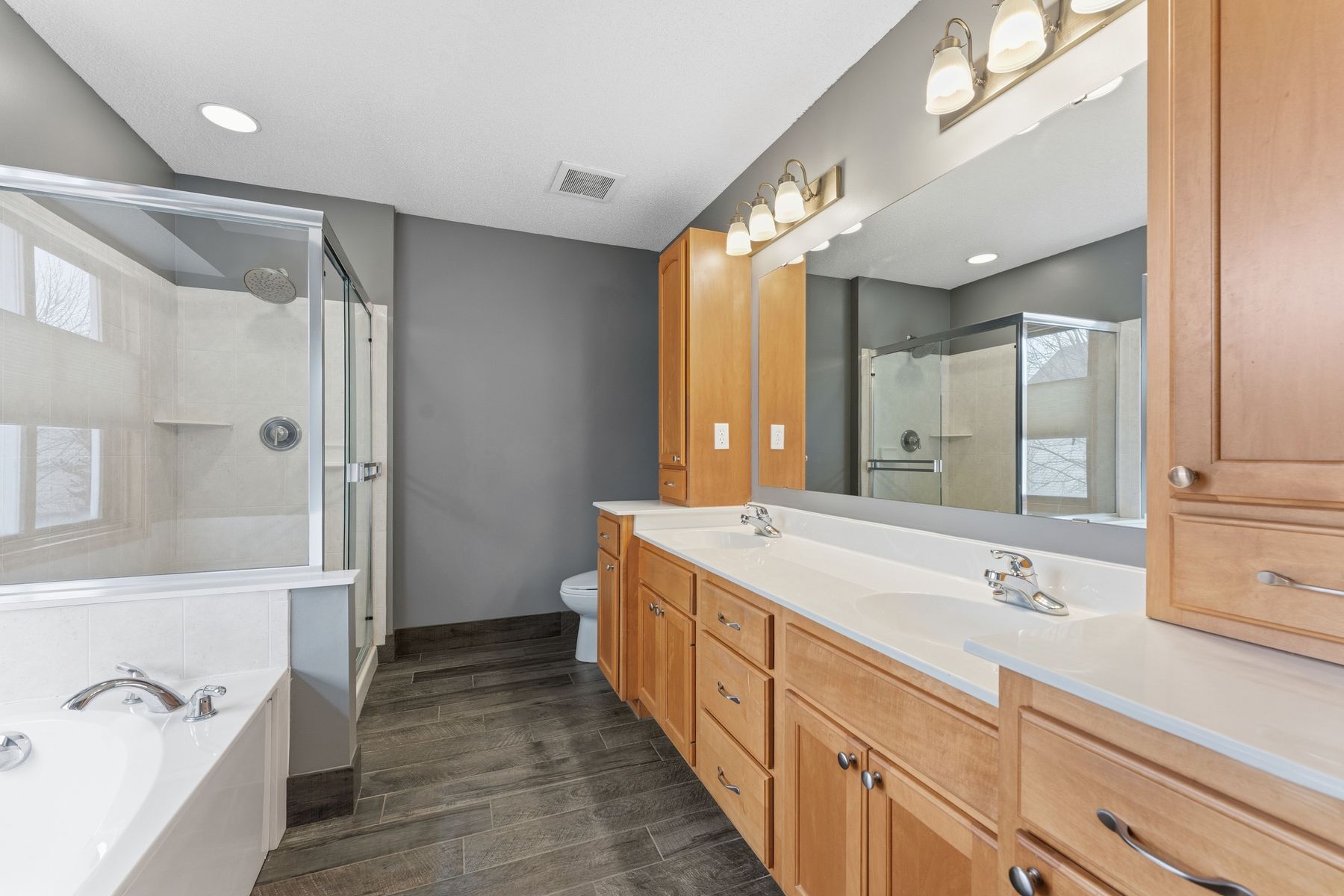  Updated Modified Two-Story on a Spacious Corner Lot - 物件實景