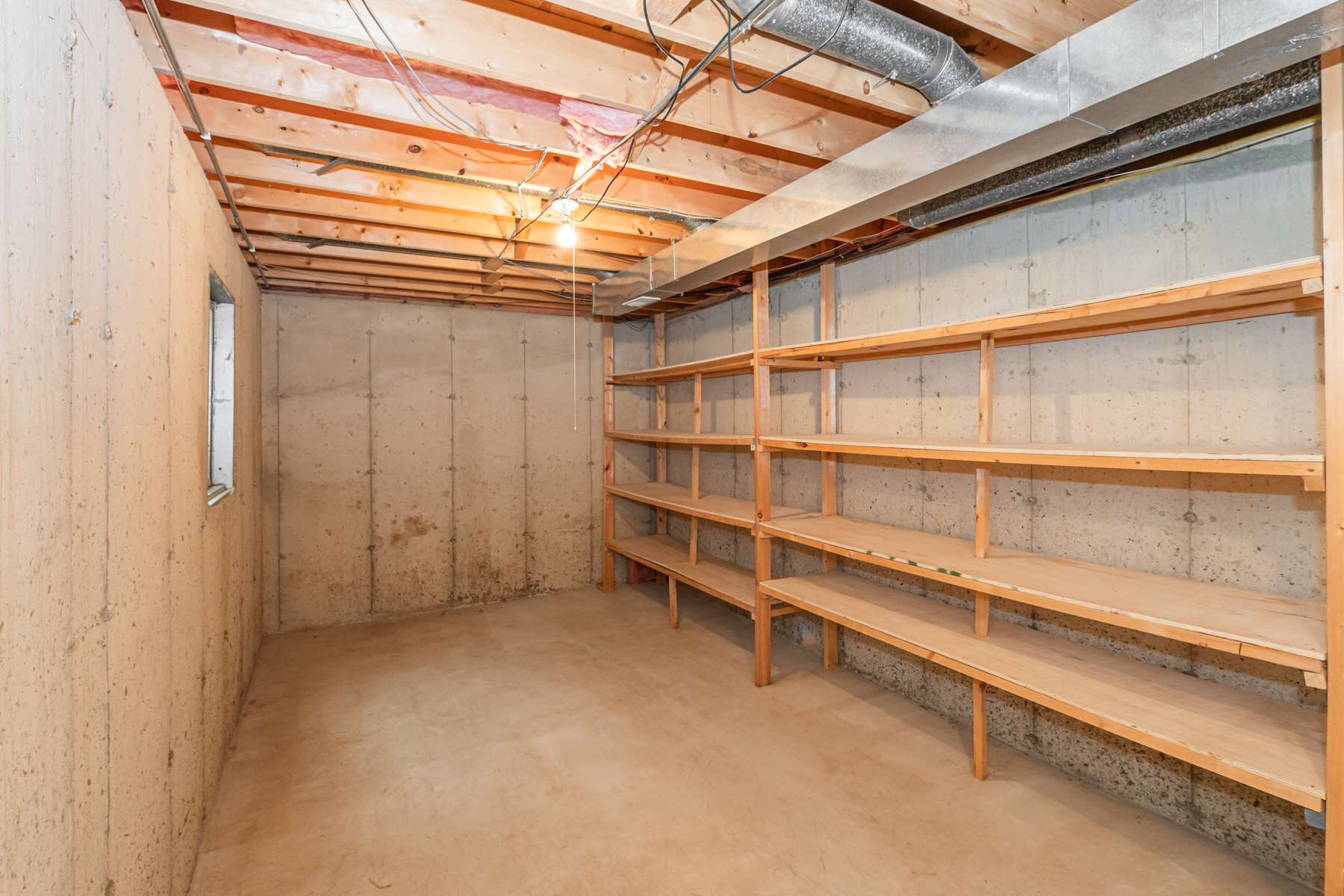  Beautifully Maintained Storybook Home - 物件實景