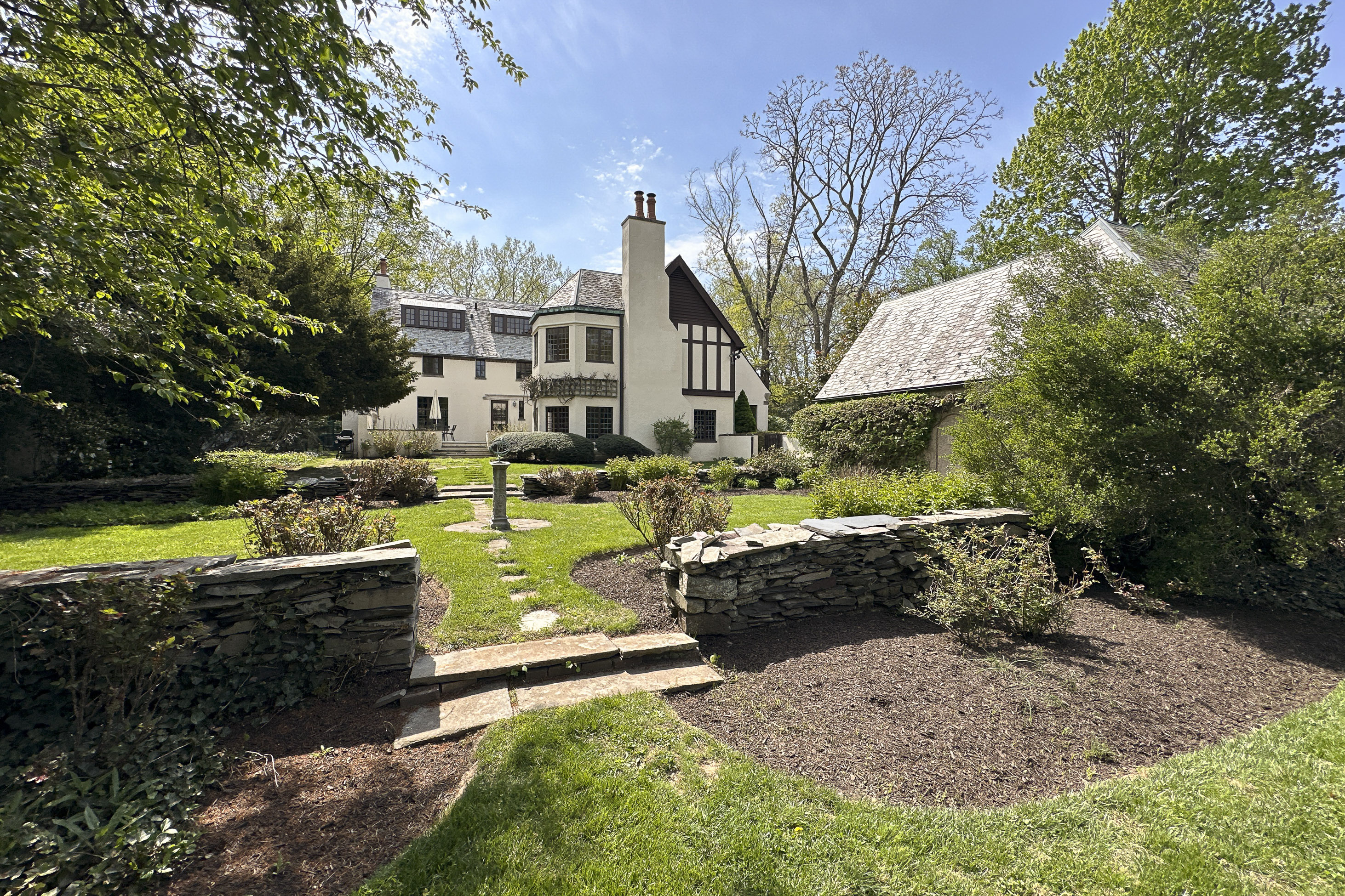  Modernized Tudor on a Magnificent Oversized Lot - 物件實景