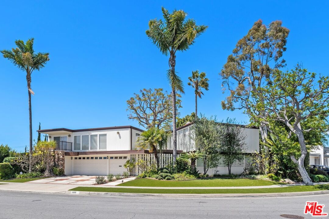 Los Angeles, California, 90056, United States, 5 Bedrooms Bedrooms, ,5 BathroomsBathrooms,Residential,For Sale,1918507