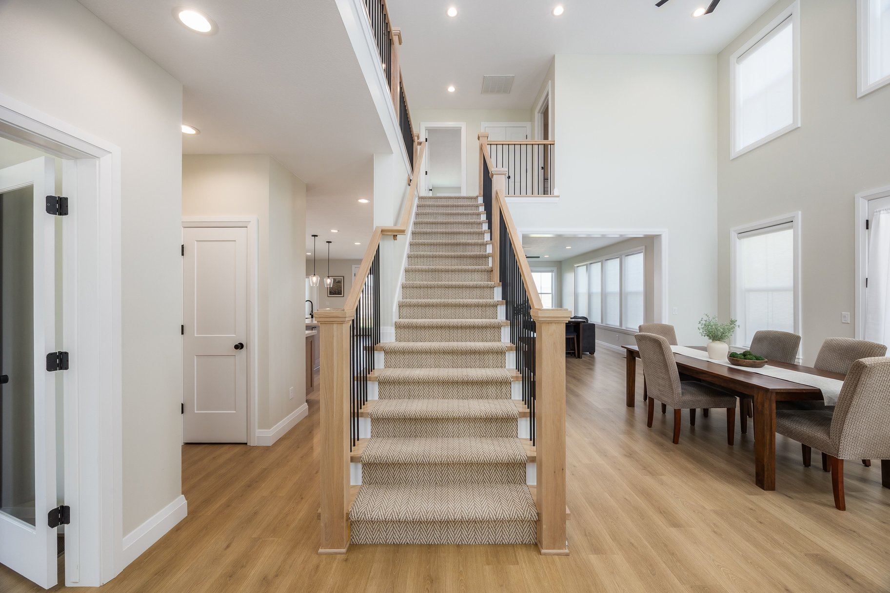  Impeccably Maintained Home with Mountain Views & Four-Car Garage - 物件實景