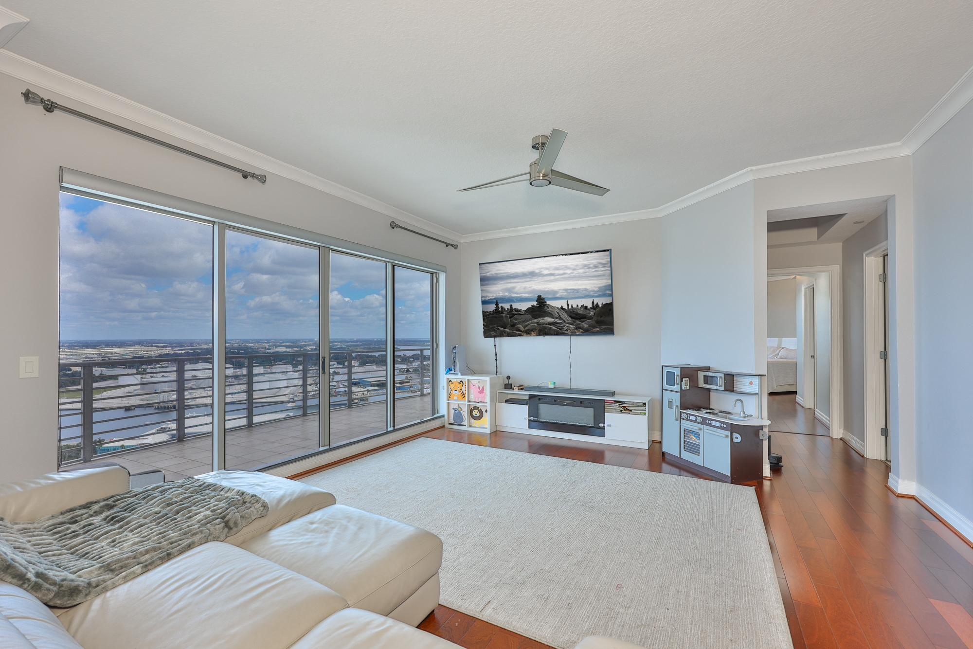 Tampa, Florida, 33602, United States, 3 Bedrooms Bedrooms, ,3 BathroomsBathrooms,Residential,For Sale,1982527