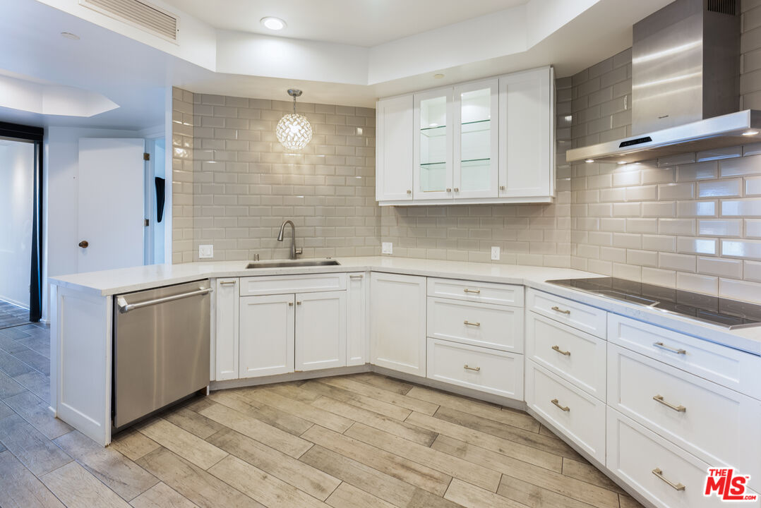Los Angeles, California, 90024, United States, 2 Bedrooms Bedrooms, ,3 BathroomsBathrooms,Residential,For Sale,1883580