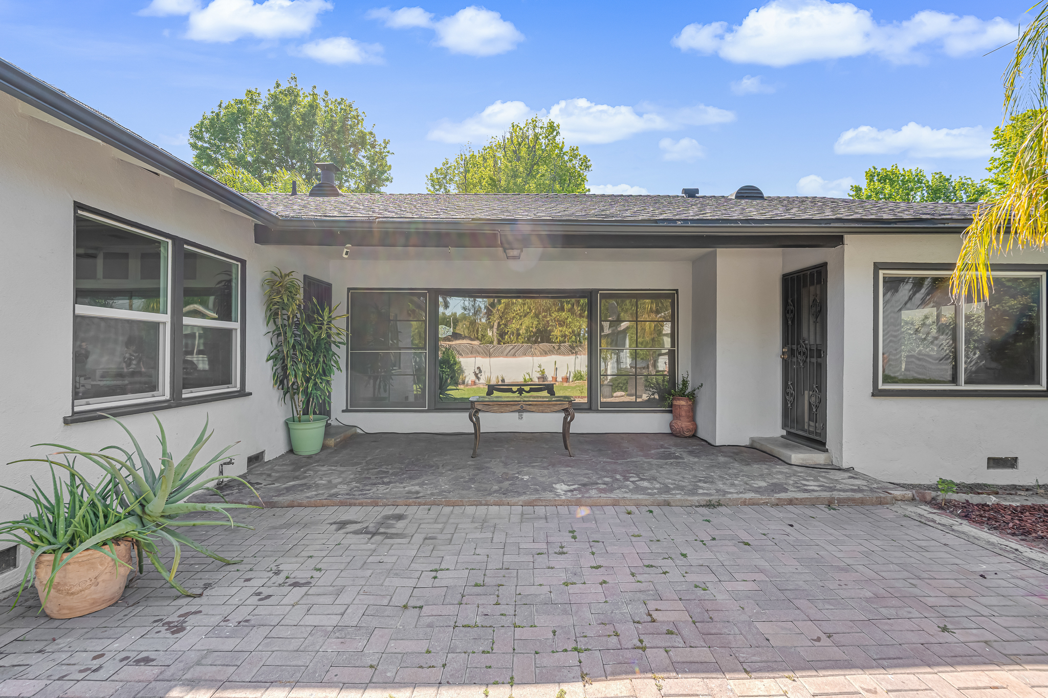  6626 Burnet Avenue - 物件實景