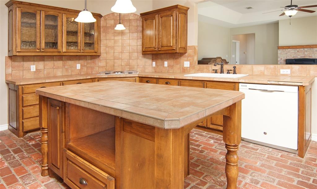 Weatherford, Texas, 76088, United States, 3 Bedrooms Bedrooms, ,3 BathroomsBathrooms,Residential,For Sale,1974096