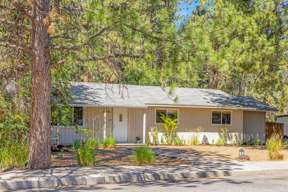 Bend, Oregon, 97702, United States, 3 Bedrooms Bedrooms, ,2 BathroomsBathrooms,Residential,For Sale,1891060