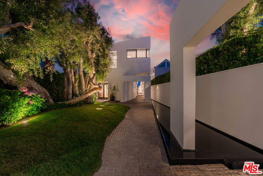 Malibu, California, 90265, United States, 4 Bedrooms Bedrooms, ,6 BathroomsBathrooms,Residential,For Sale,1912115