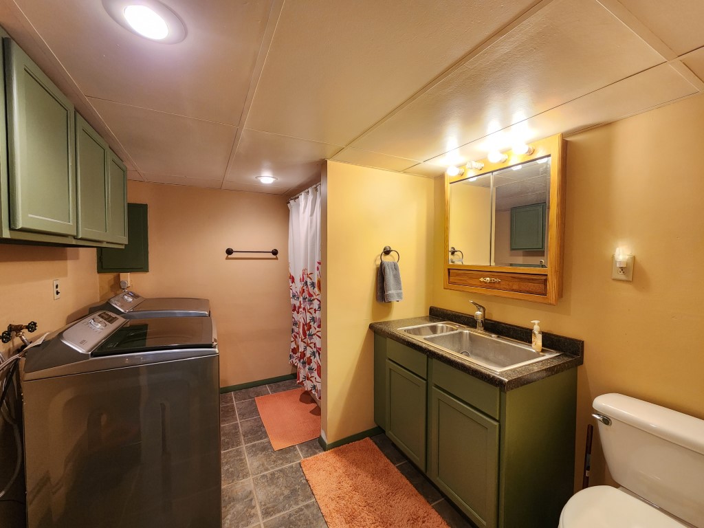 Clear Lake, Iowa, 50428, United States, 3 Bedrooms Bedrooms, ,1 BathroomBathrooms,Residential,For Sale,1937165