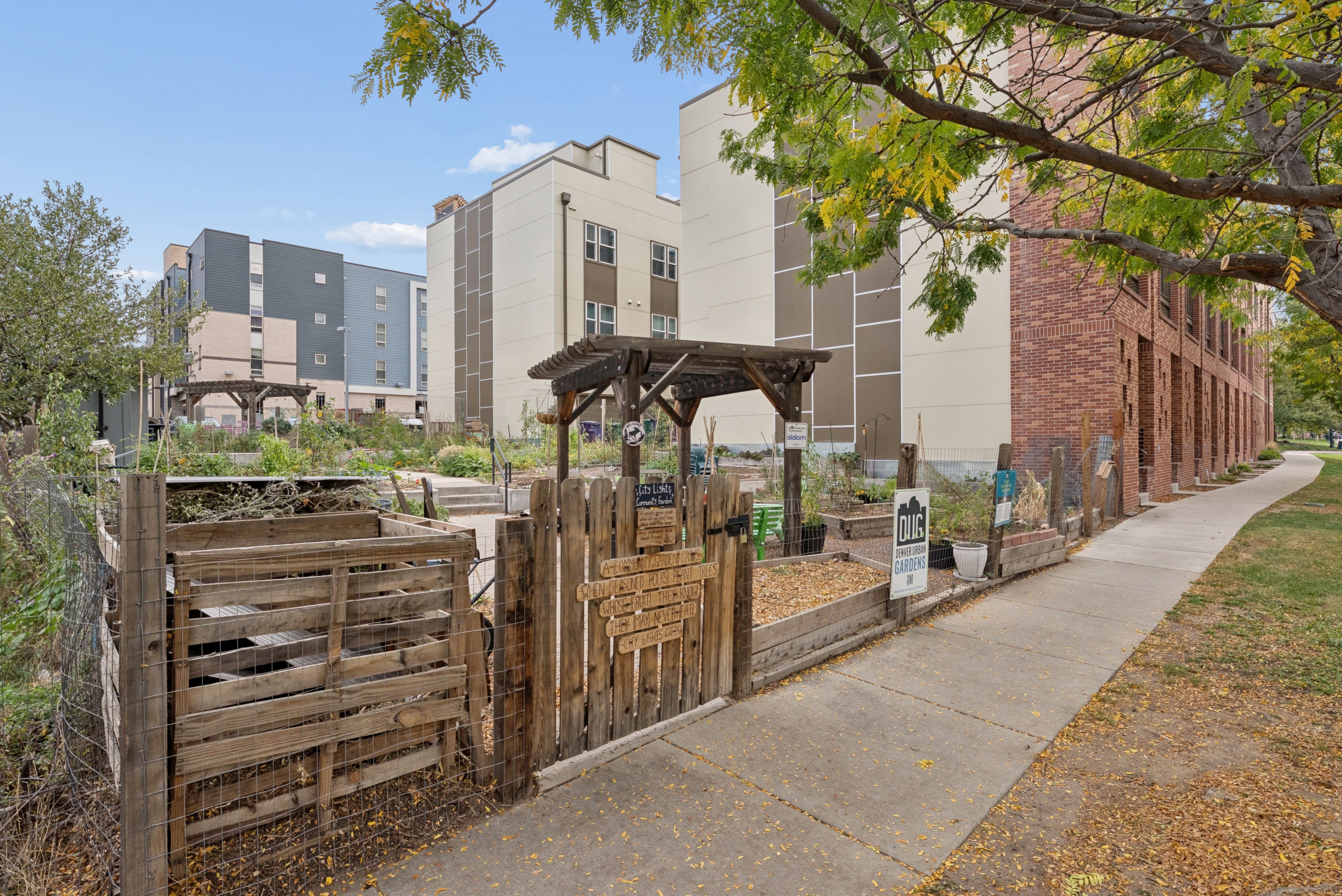  End-Unit Brownstone in North Capitol Hill - 物件實景