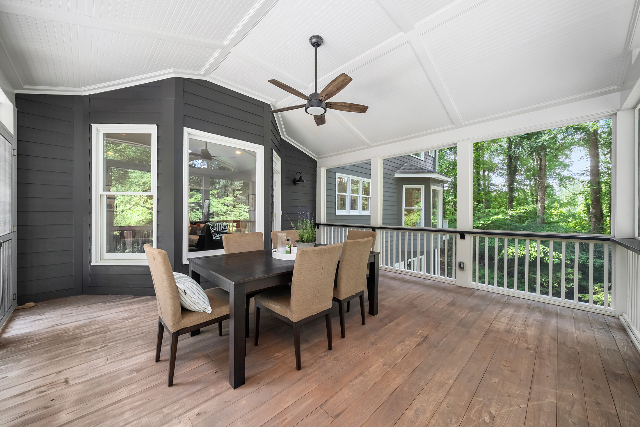  Home Offers a Serene, Wooded Escape Without Giving Up an Inch of Convenience - 物件實景