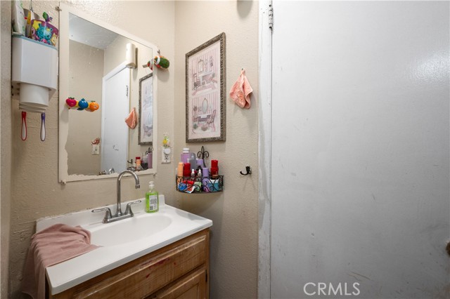 Los Angeles, California, 90044, United States, 2 Bedrooms Bedrooms, ,Residential,For Sale,1869360
