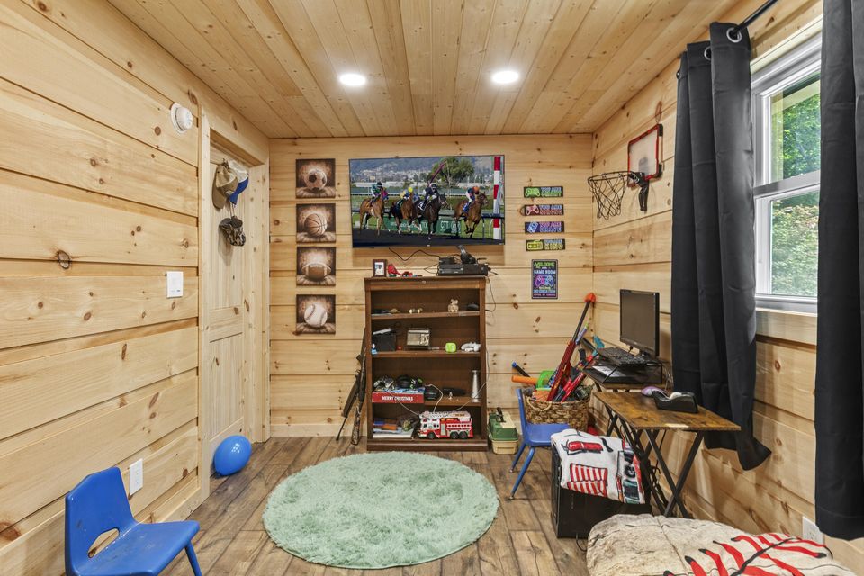 Versailles, Kentucky, 40383, United States, 3 Bedrooms Bedrooms, ,2 BathroomsBathrooms,Residential,For Sale,1976488