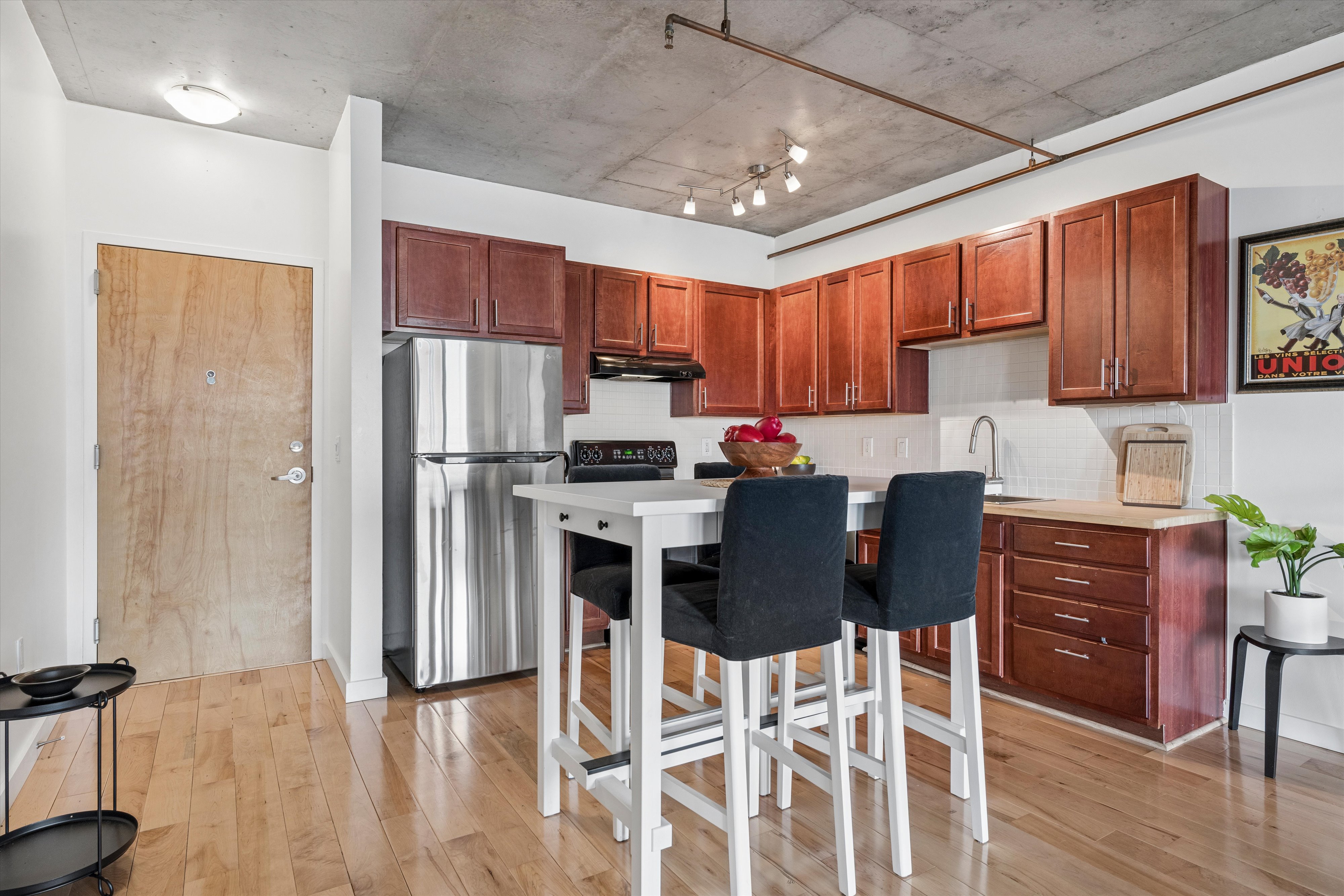  This beautifully updated residence welcomes you with stunning natural light - 物件實景