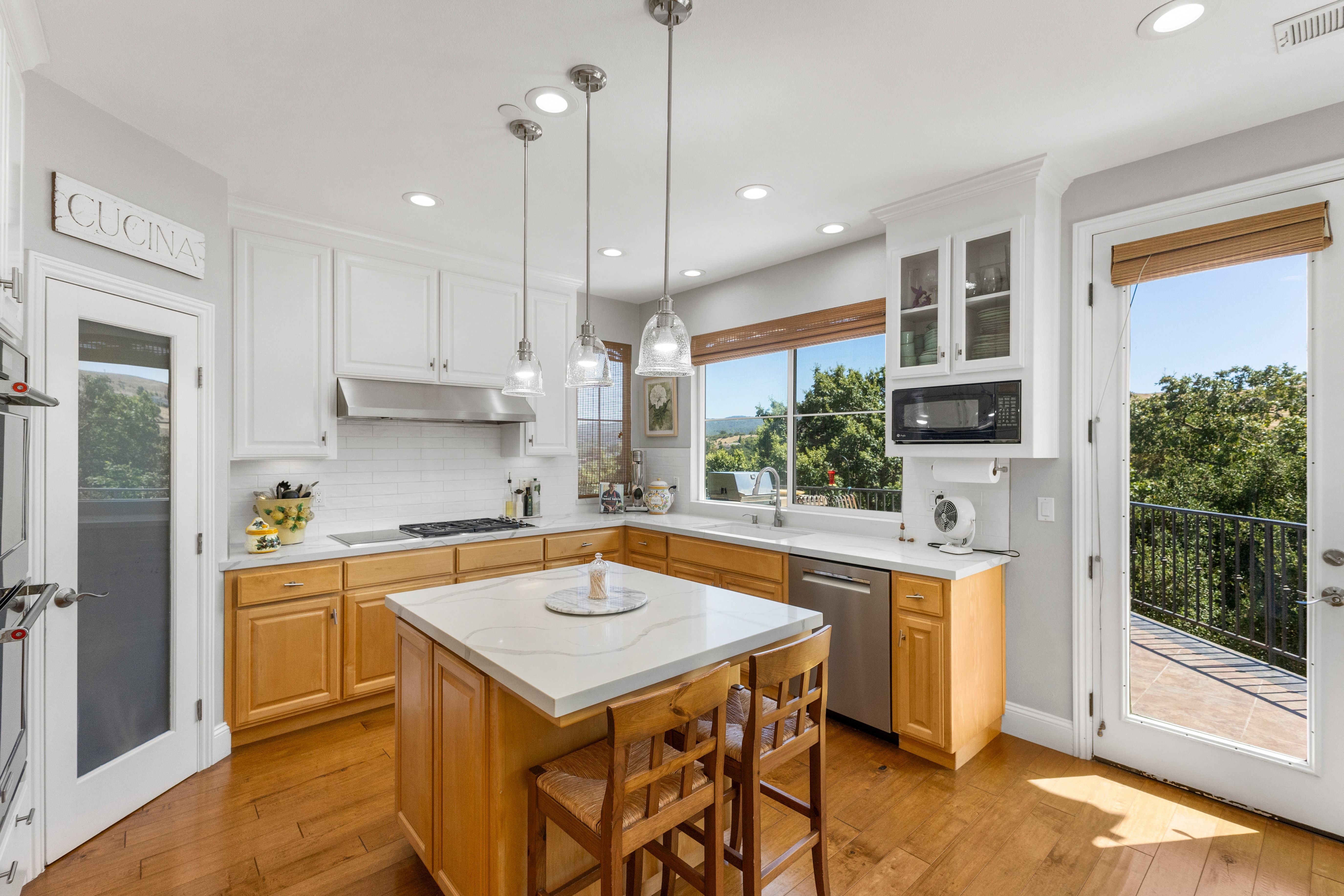  Custom Home on a Spectacular View Lot with Majestic Heritage Oak - 物件實景