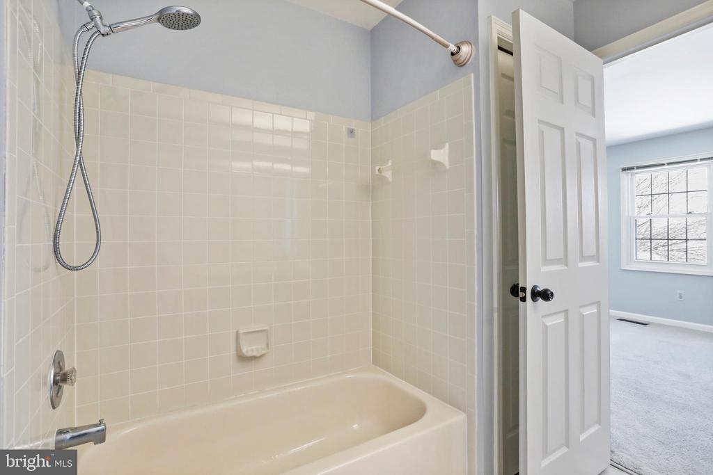 Sterling, Virginia, 20164, United States, 2 Bedrooms Bedrooms, ,3 BathroomsBathrooms,Residential,For Sale,2015095