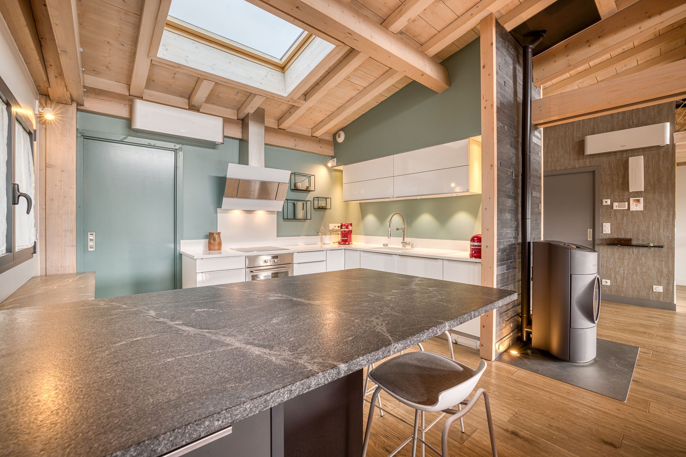  A contemporary, light-filled property offering breathtaking views over Lake Ann… - 物件實景