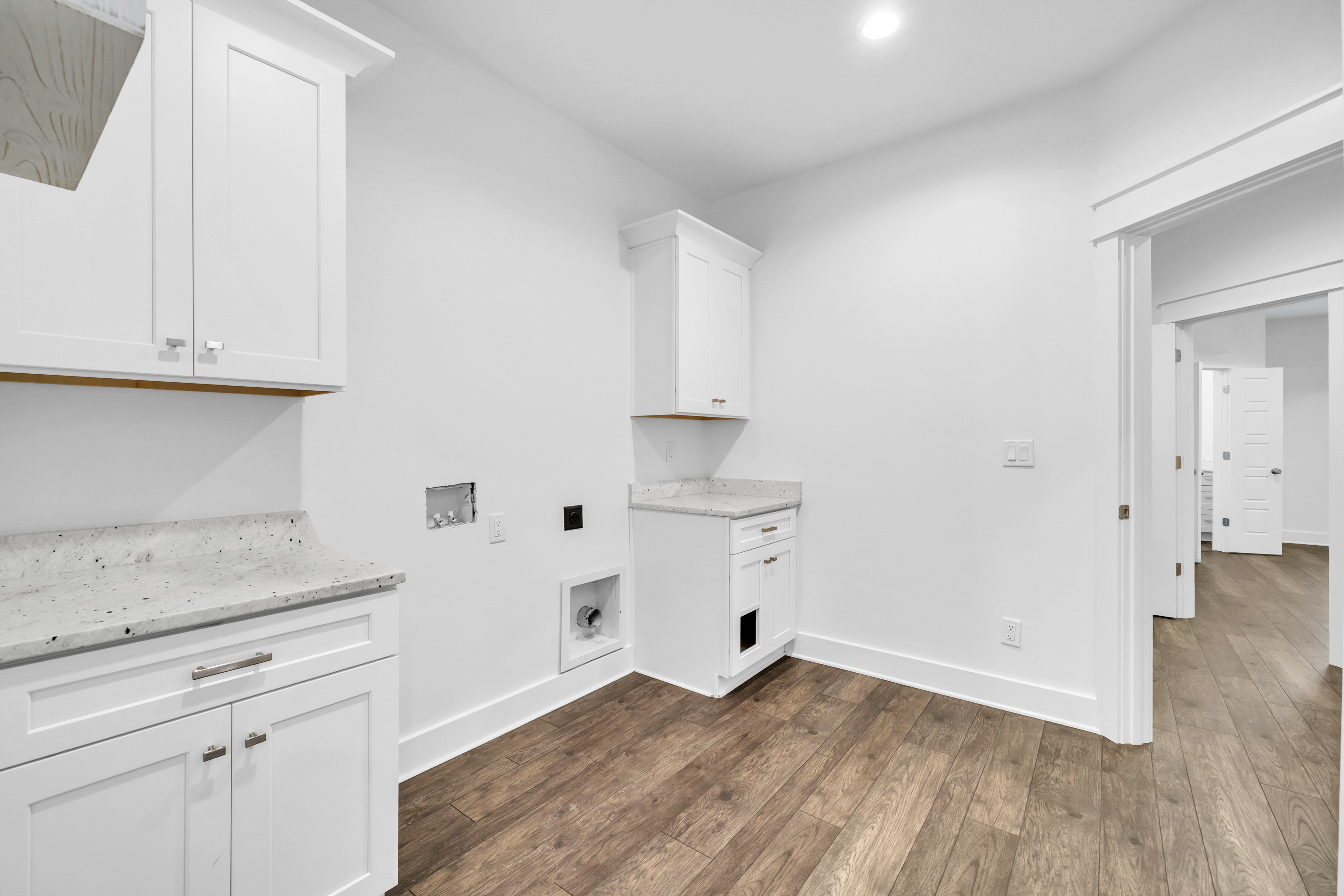  Move-In Ready Brick Home with Spacious Fenced Backyard Near the Bay - 物件實景