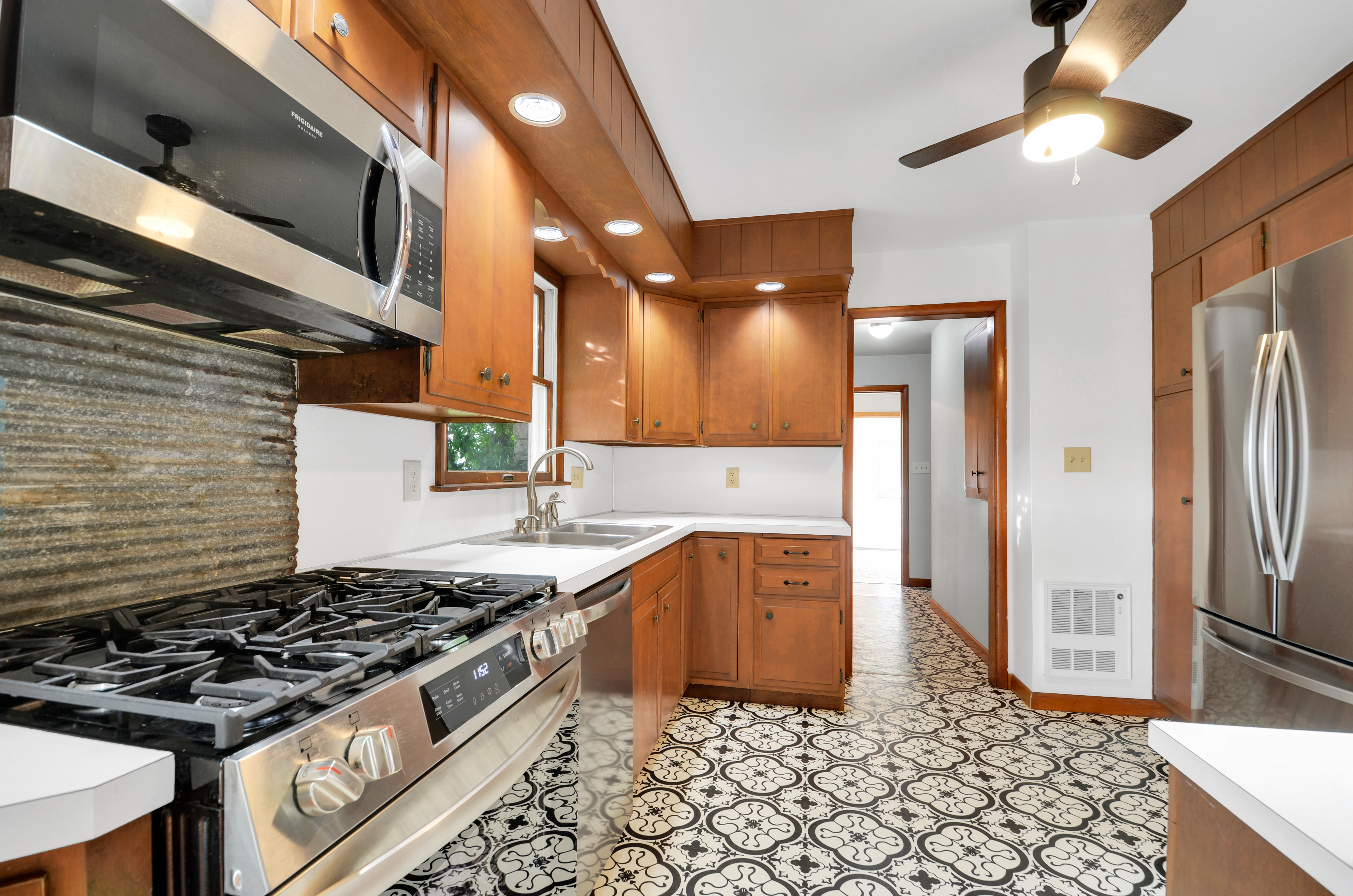 Reading, Pennsylvania, 19606, United States, 4 Bedrooms Bedrooms, ,3 BathroomsBathrooms,Residential,For Sale,1979384