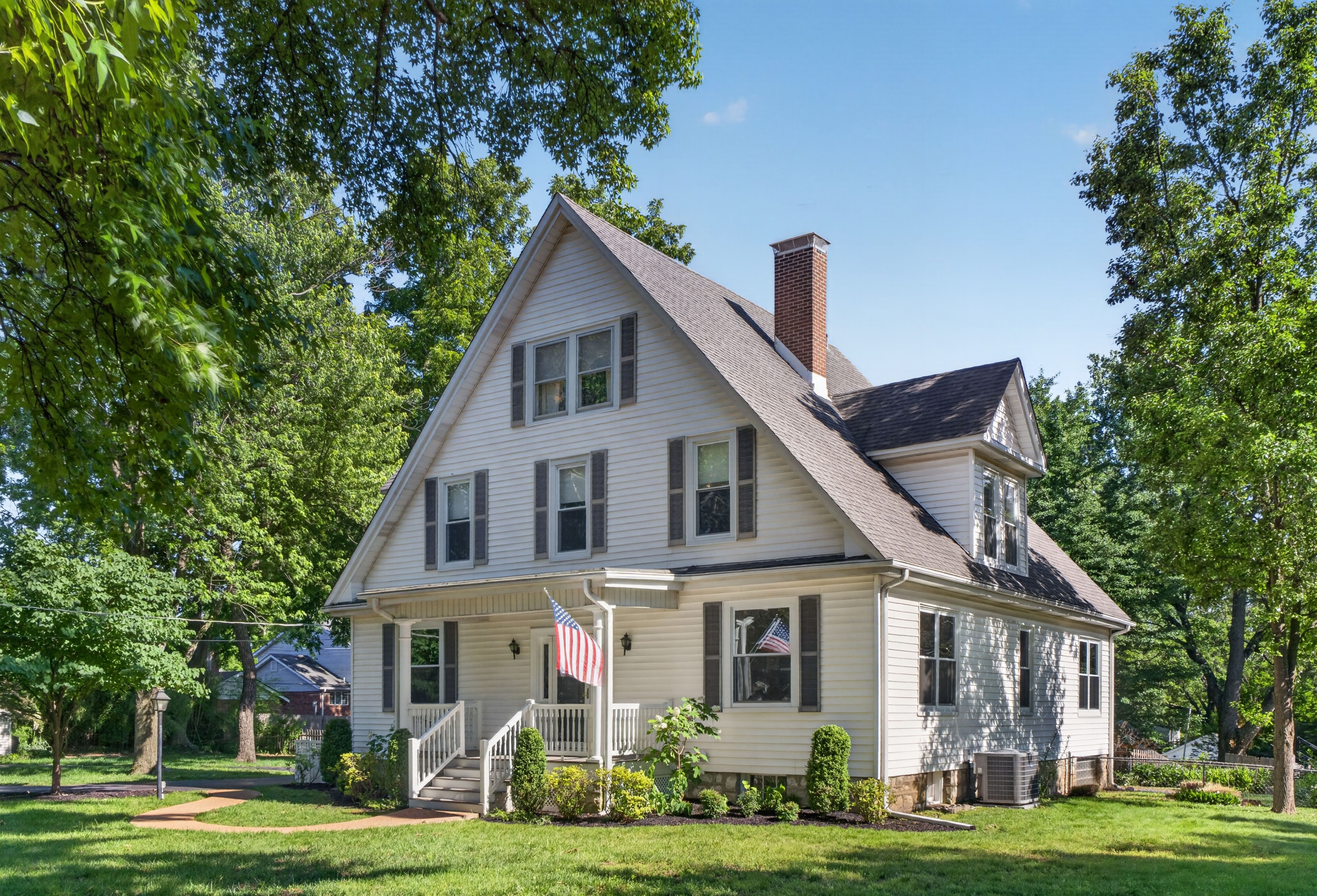  Charming White Farmhouse with Flexible Spacious Living - 物件實景