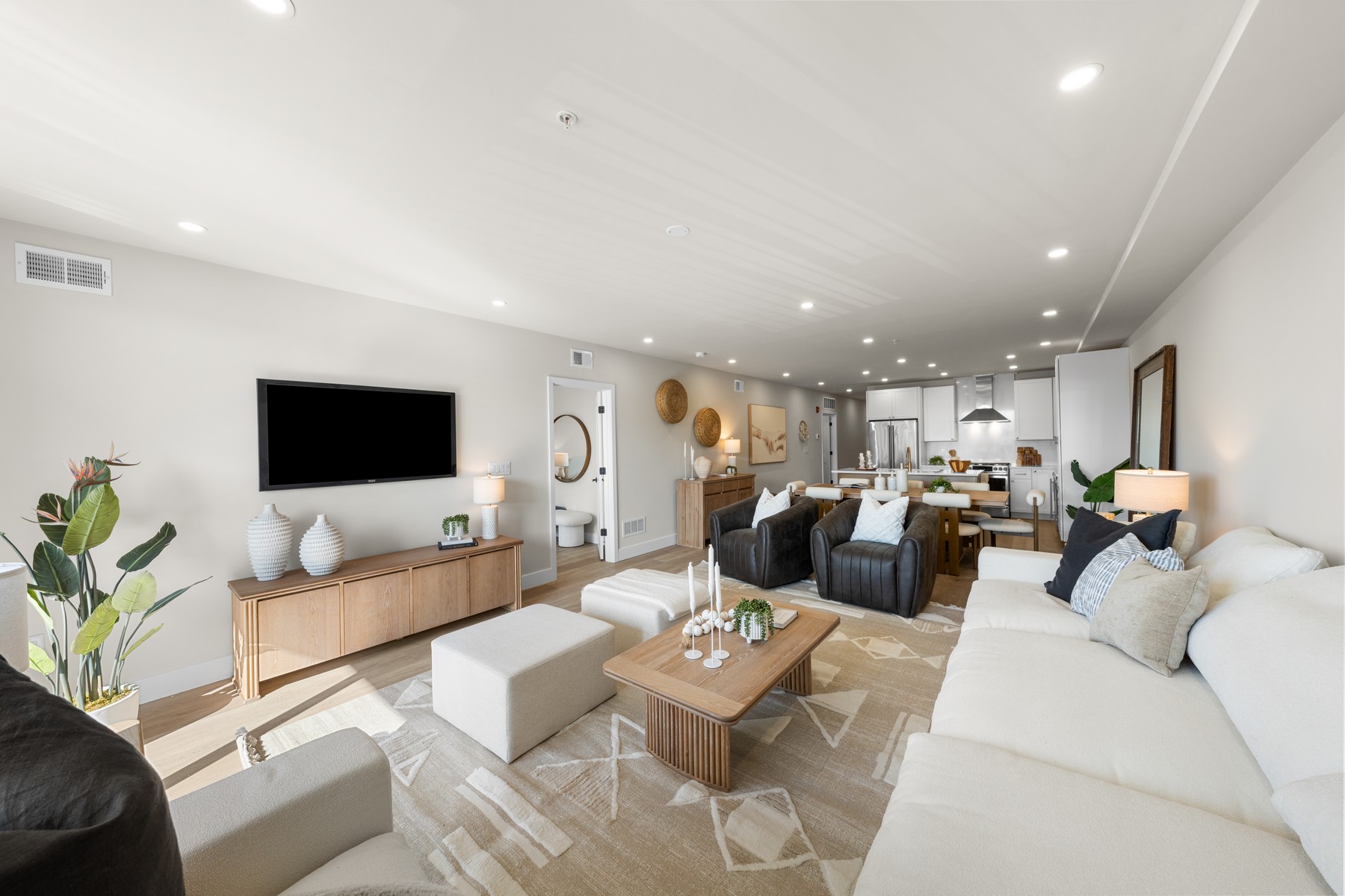  323 E Oak Avenue #202 - 物件實景