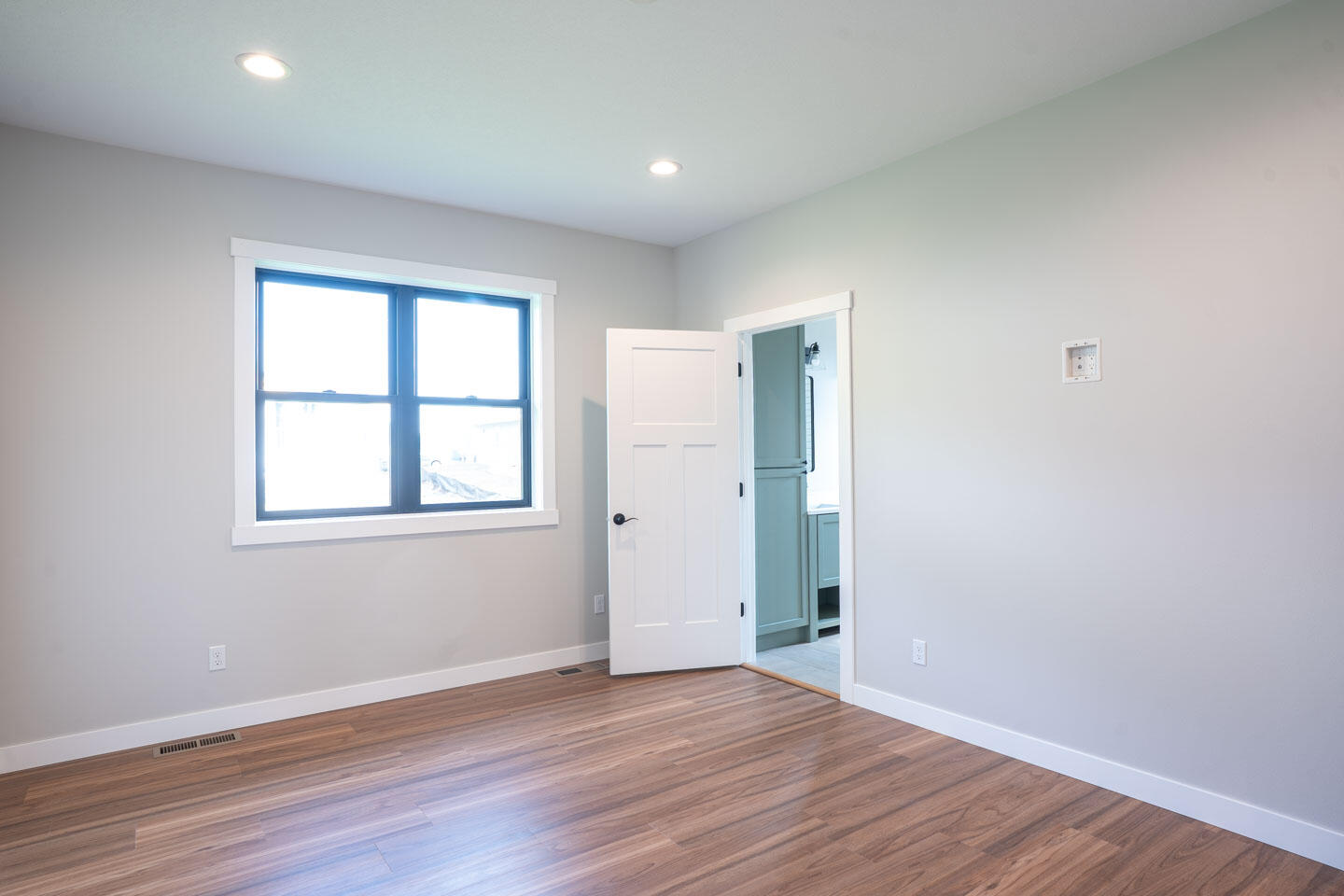 Holmen, Wisconsin, 54636, United States, 5 Bedrooms Bedrooms, ,3 BathroomsBathrooms,Residential,For Sale,1986316